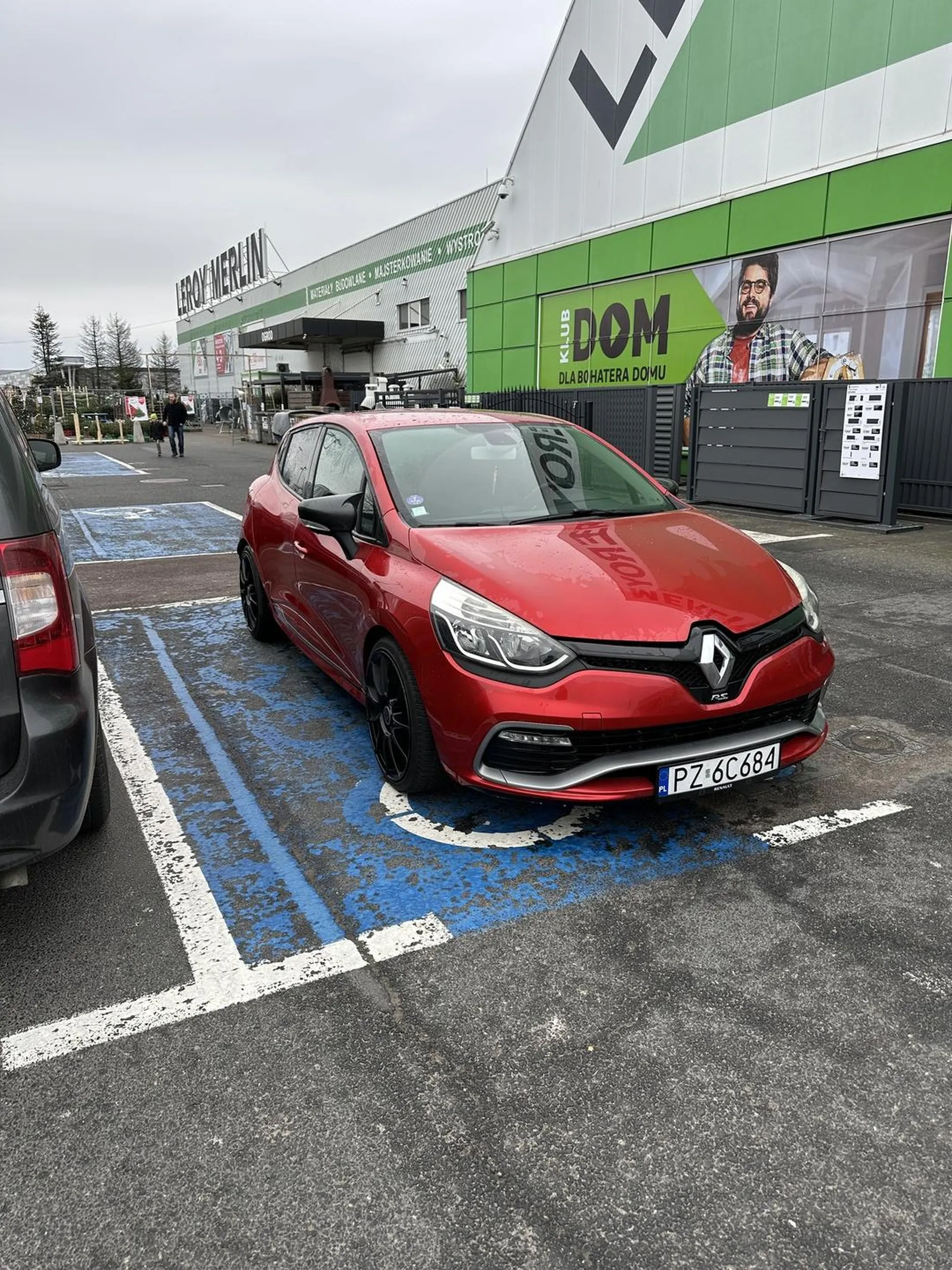 Karty inwalidzkiej nie widziałem. Widziałem za to sporo wolnych miejsc parkingowych.