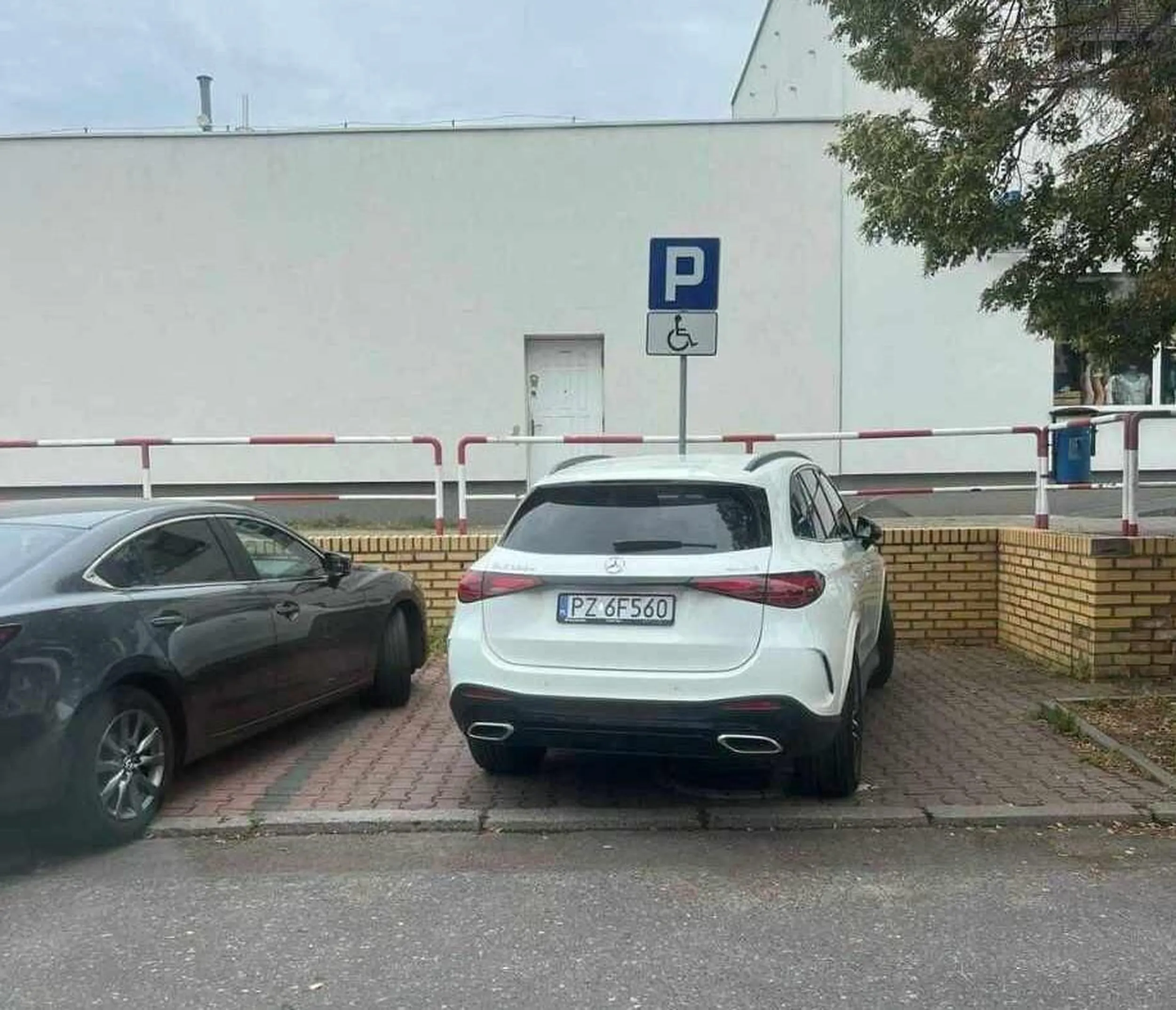 Pajac stoi na miejscu dla inwalidy, ciekawe czy chcialbyś być na ich miejscu ;)