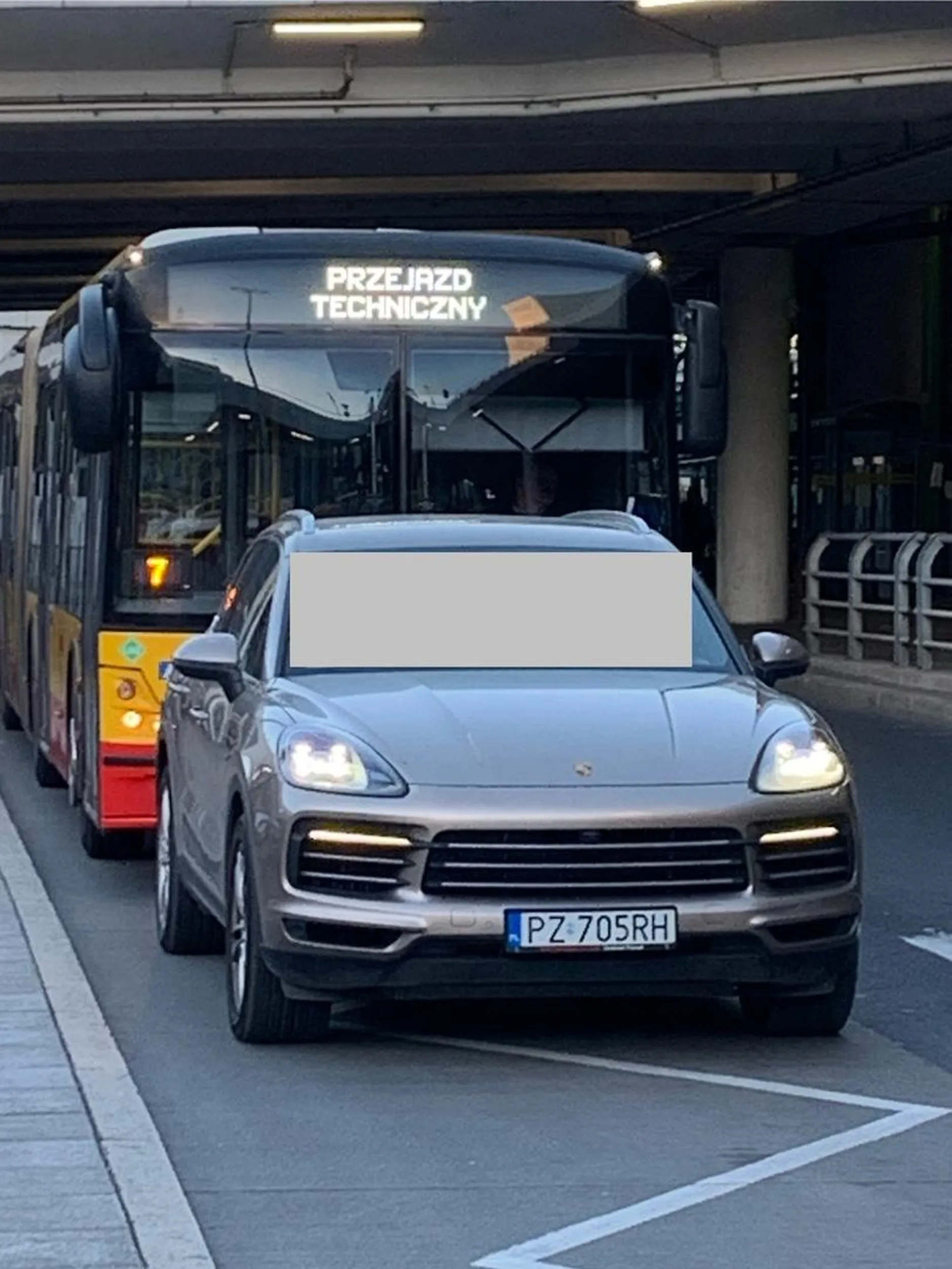 Blokowanie autobusowi wjazdu na przystanek