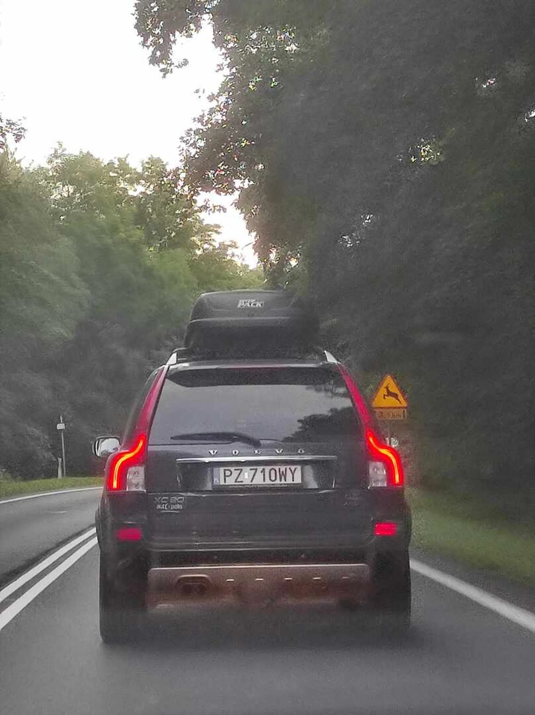 Nieodpowiedzialny, łamiący przepisy, wyprzedzający na liniach ciągłych oraz wpychający się na żyletkę pod maski. Jak jedziesz człowieku tak z dziećmi to współczuje, bo bezpieczeństwo po tym jak prowadzisz jest dramatyczne.