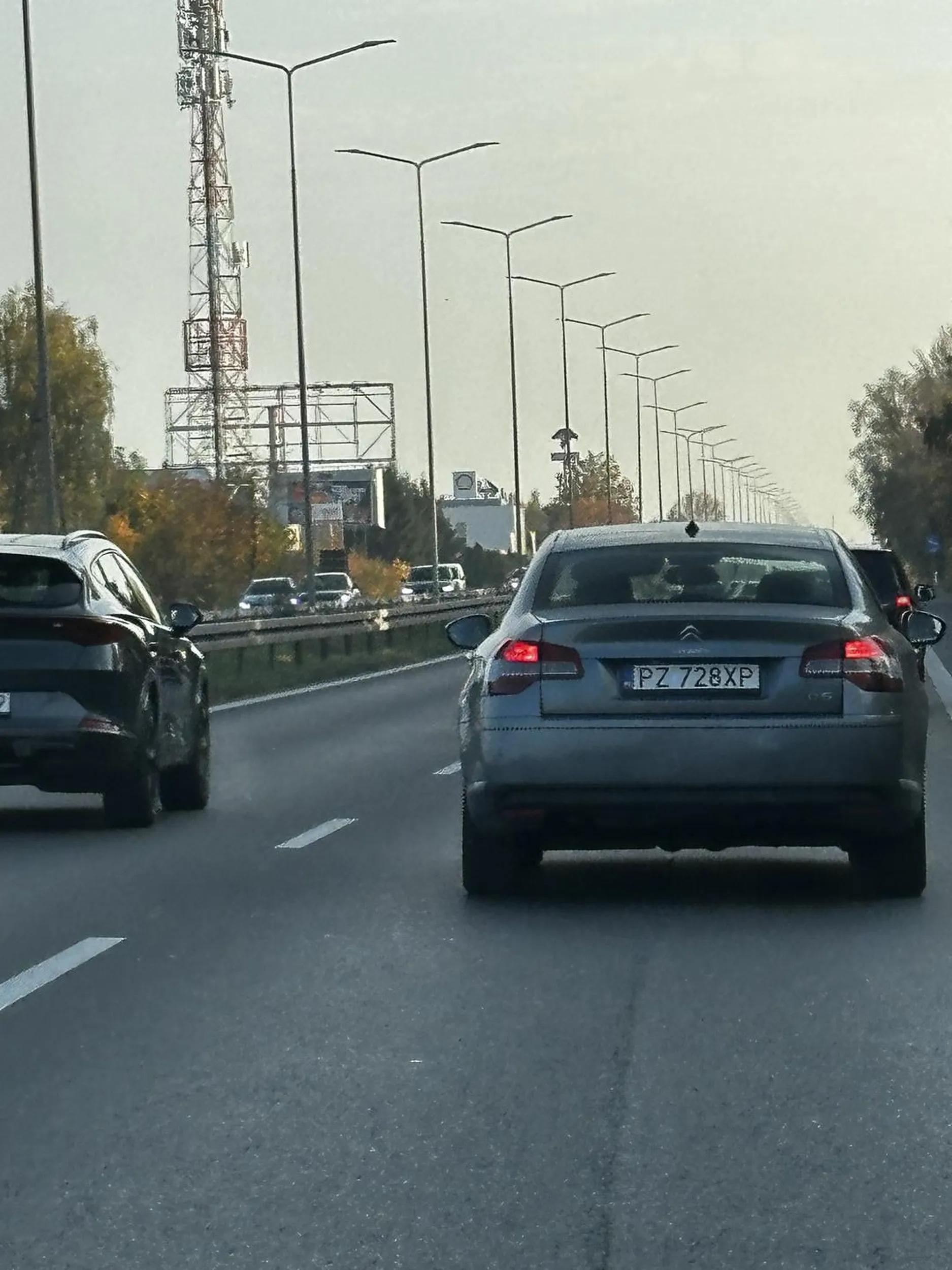 Kobieta prowadząca pojazd na trasie z Poznania do Kórnika będąc już na zjeździe nagle zajeżdża drogę przejeżdżając ciągłą i wracając na trasę. Stanęła w poprzek drogi zastawiając drogę prawidłowo poruszającym się pojazdą z prędkością zapewne minimum 70 km/h. Było o krok od ogromnej tragedii. Sytuacja absurdalna a Pani prowadząca samochód powinna dostać kilkutysięczny mandat bądź powinna mieć odebrane prawo jazdy!!!!