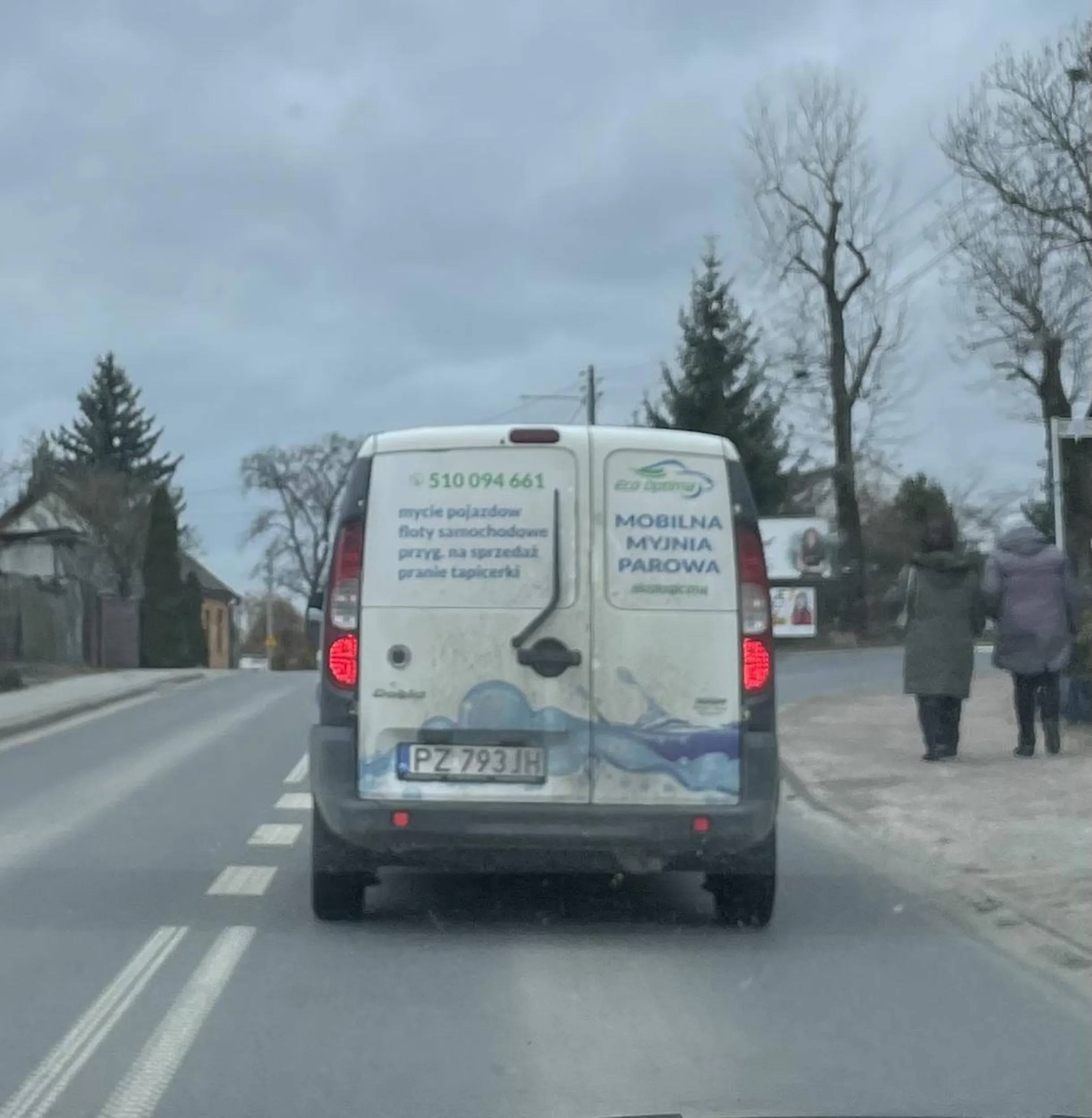 Śmieciarz i brudas wywala pety przez okno