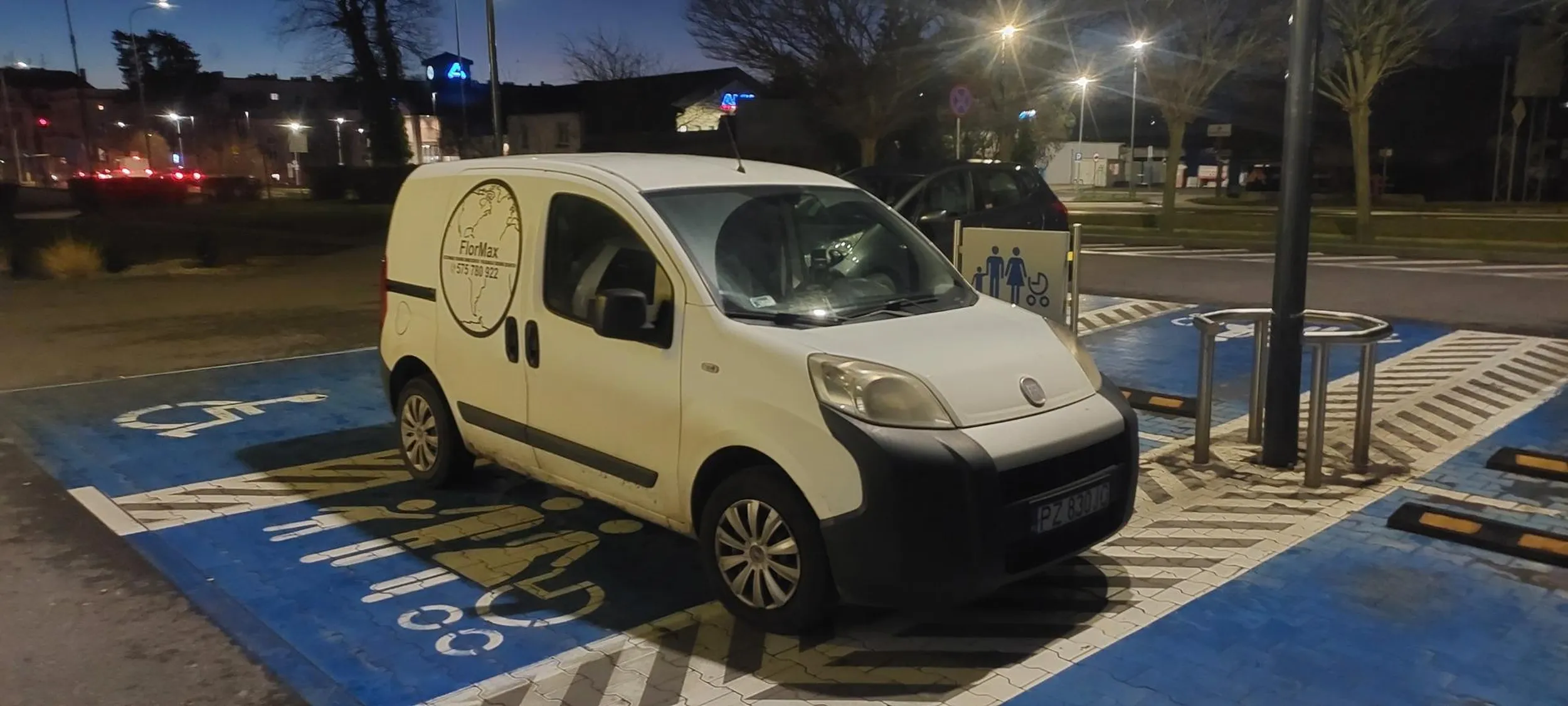 Gratulujemy fantazji, a przede wszystkim gromadki dzieci, które jak imigranci wożone zapewne były na pace