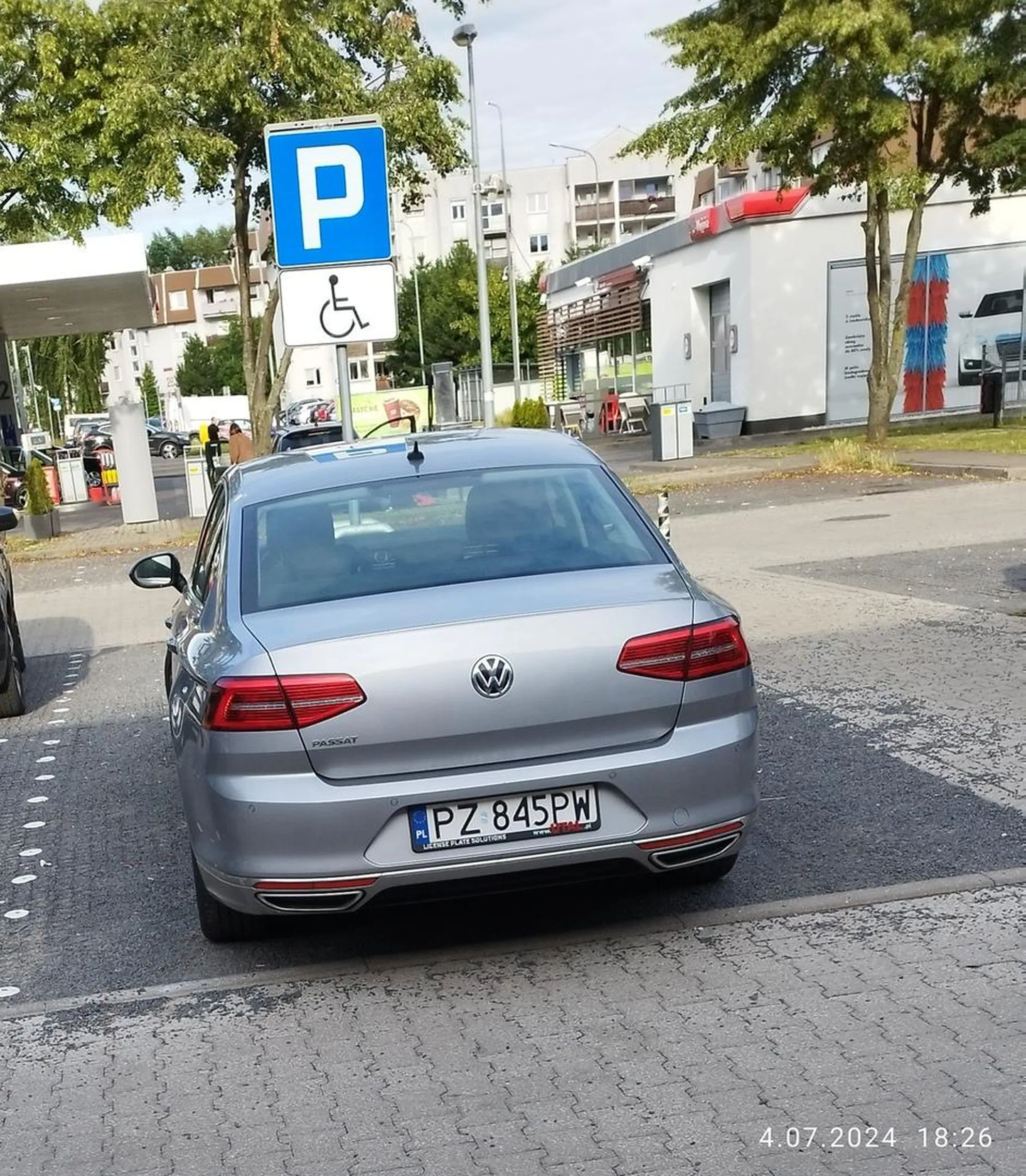 Król parkingów przyjechał ze swojej pieczary.
