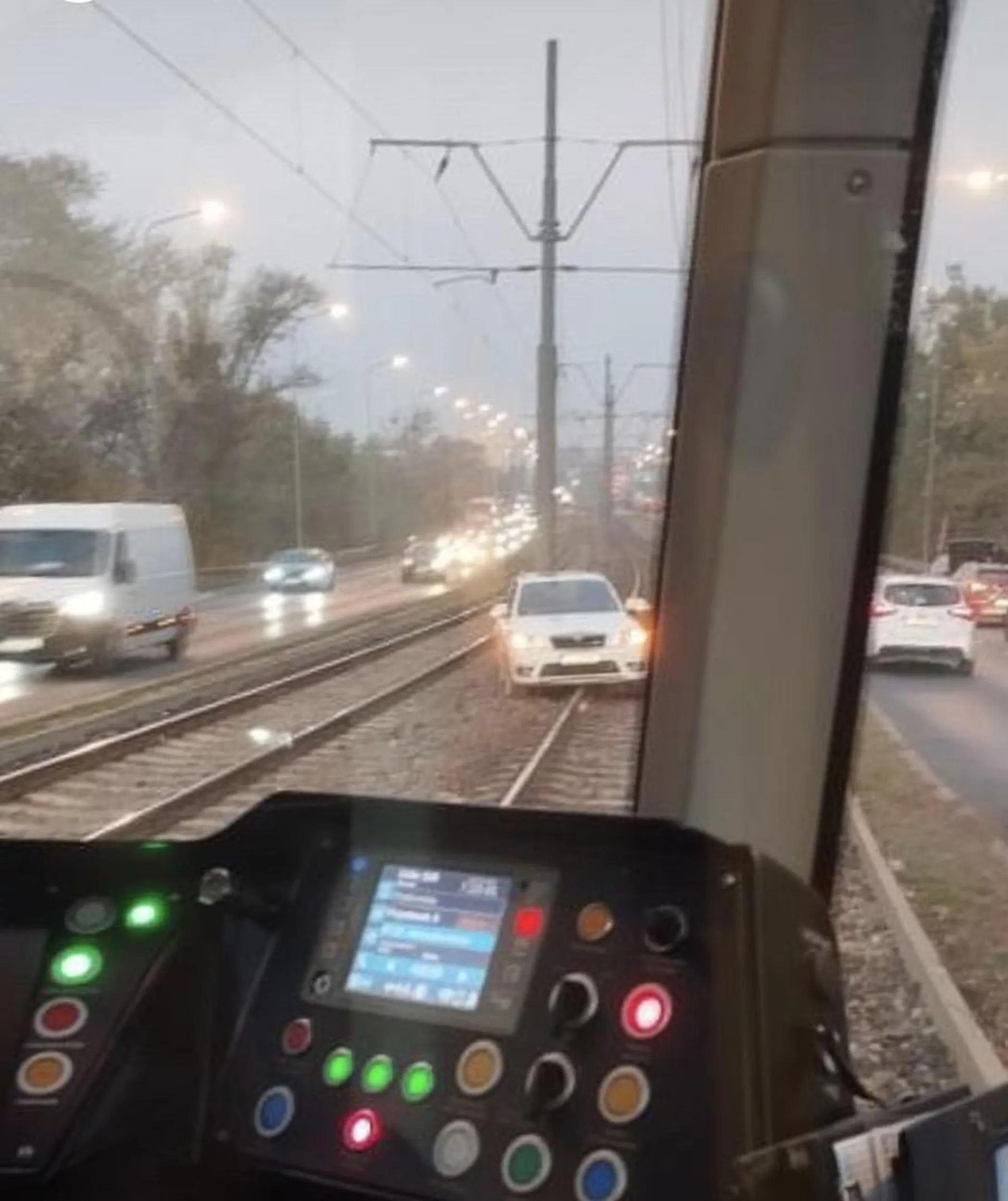 Jak widać kolega nie jest wybitnym kierowcą, może faktycznie lepiej będzie przerzucić się na podróżowanie tramwajem ?