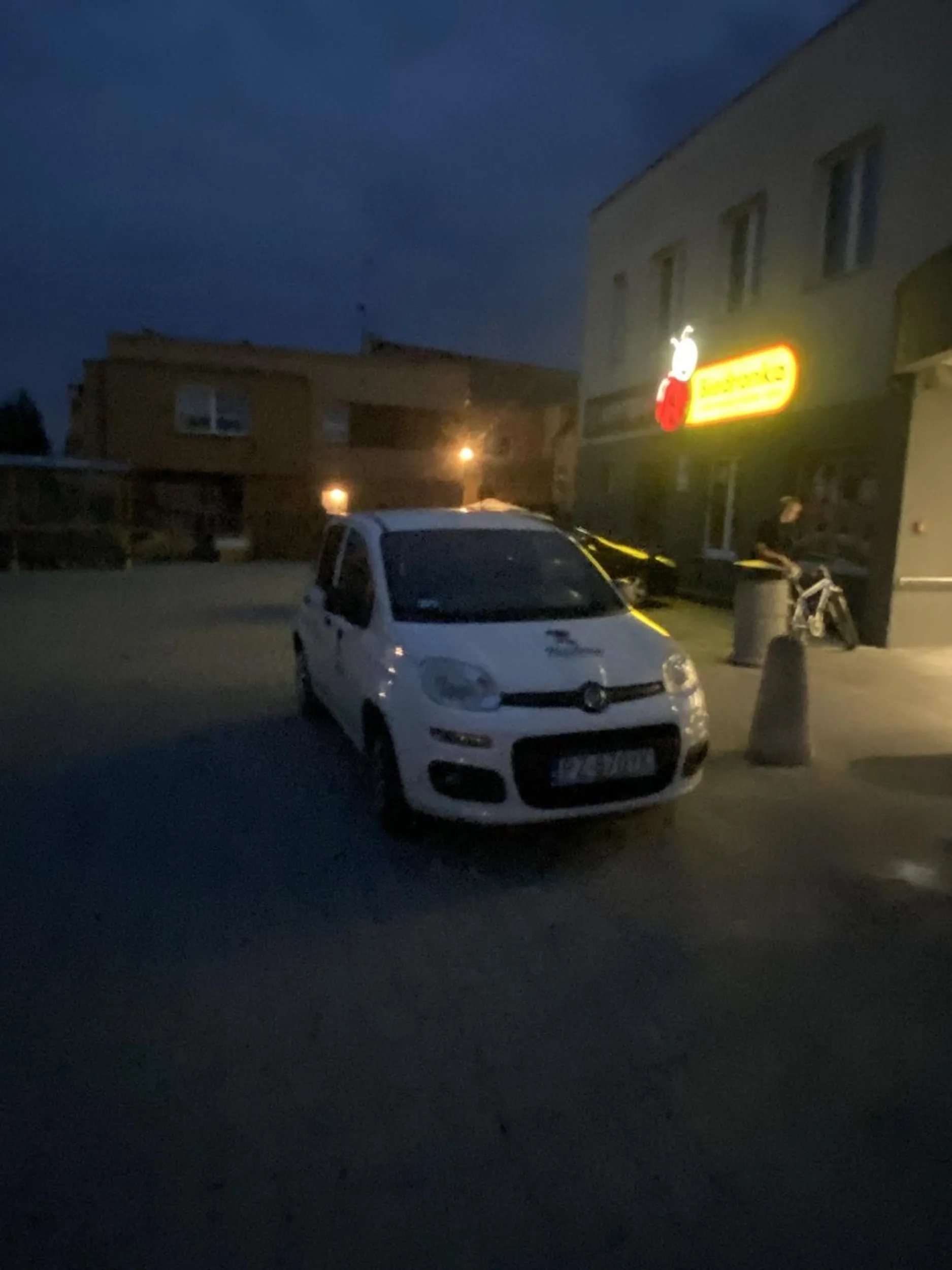 zwrócił uwagę że mój rower stoi przed wejściem tymczasem parkowanie tego gościa