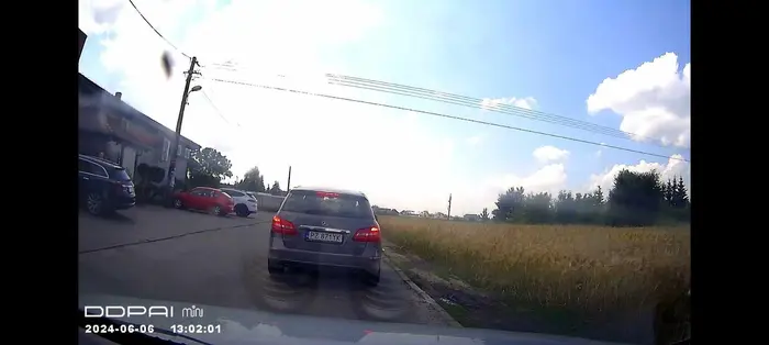 Mistrz kierownicy. Jedzie sobie, jedzie, nagle ni z gruszki, ni z pietruszki zatrzymuje się na środku drogi - bez kierunkowskazu, warto dodać. Parking 3 metry dalej, ale on uparcie stoi i nie reaguje na trąbnięcie. Z auta wysiadł starszy Pan, który poinformował mnie, że... "PRZECIEŻ TELEFON ODBIERAŁ!" :D I kłócił się dobrych kilka minut o swoje racje, "luddddzie, nie przesadzaaaajcie", "stają tu czasami i jest dobrze!", "to mógł być ważny telefon!" :D :D :D Niektórzy powinni jednak pozbyć się prawa jazdy...