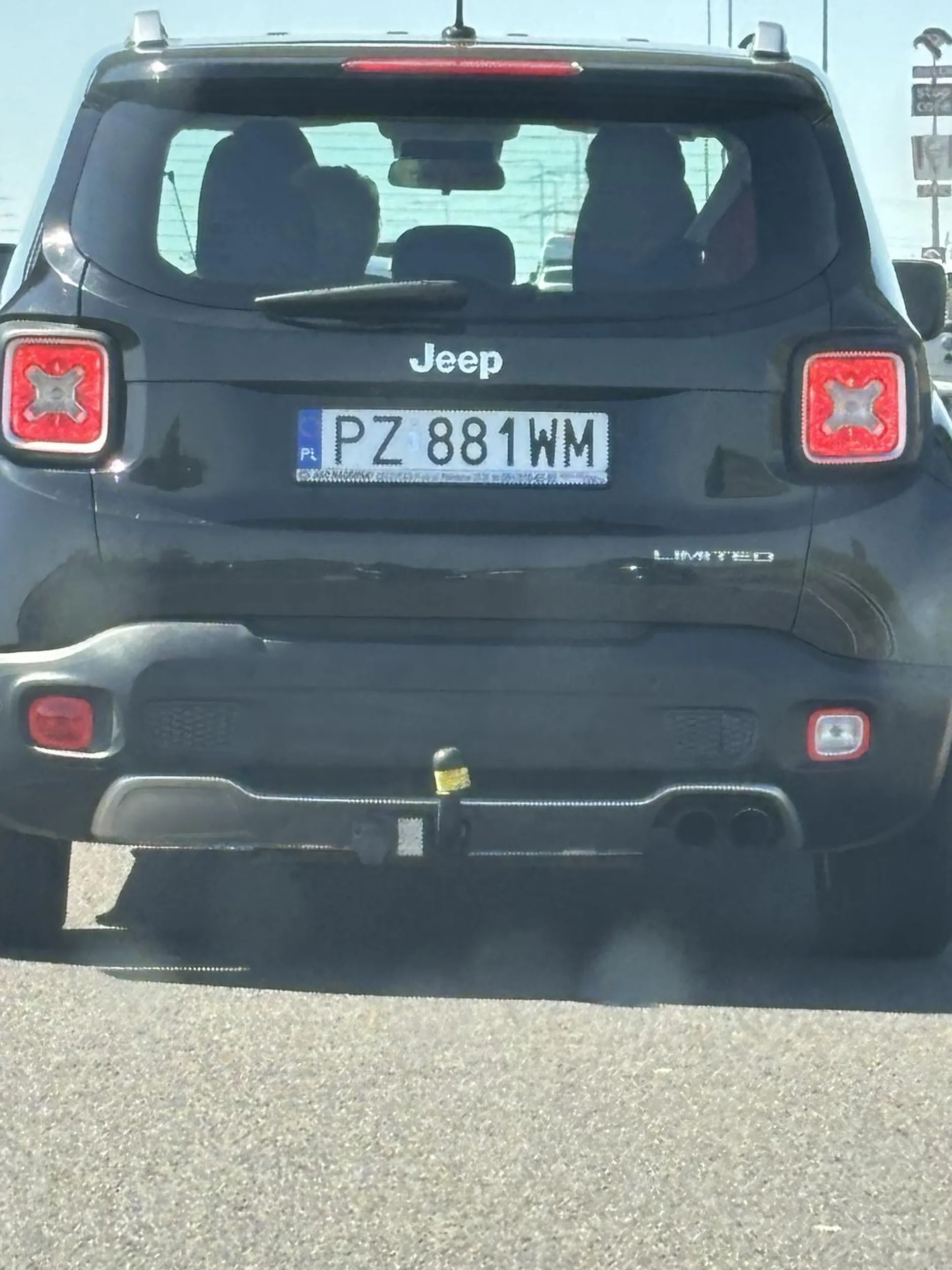 Kierowca pojazdu nie potrafi korzystać z drogi dwupasmowej. Jedzie 40 km lewym pasem blokując ruch.