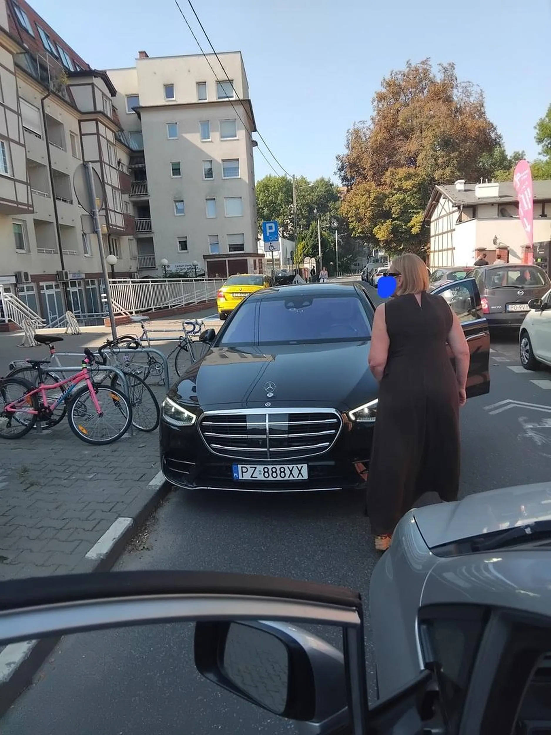 Ul swietego wawrzyńca w Poznaniu godzina 12 59 Pani na zdjęciu wjeżdża pod zakaz blokując całą ulice, do tego ma jeszcze czelność mówić że przecież mogę wycofać. Oczywiscie nie brakuje bardzo powolnych ruchów wsiadania do pojazdu mimo tego że spieszylem sie do szpitala o czym pani bardzo dobrze wiedziala (ulica jest jednokierunkowa)