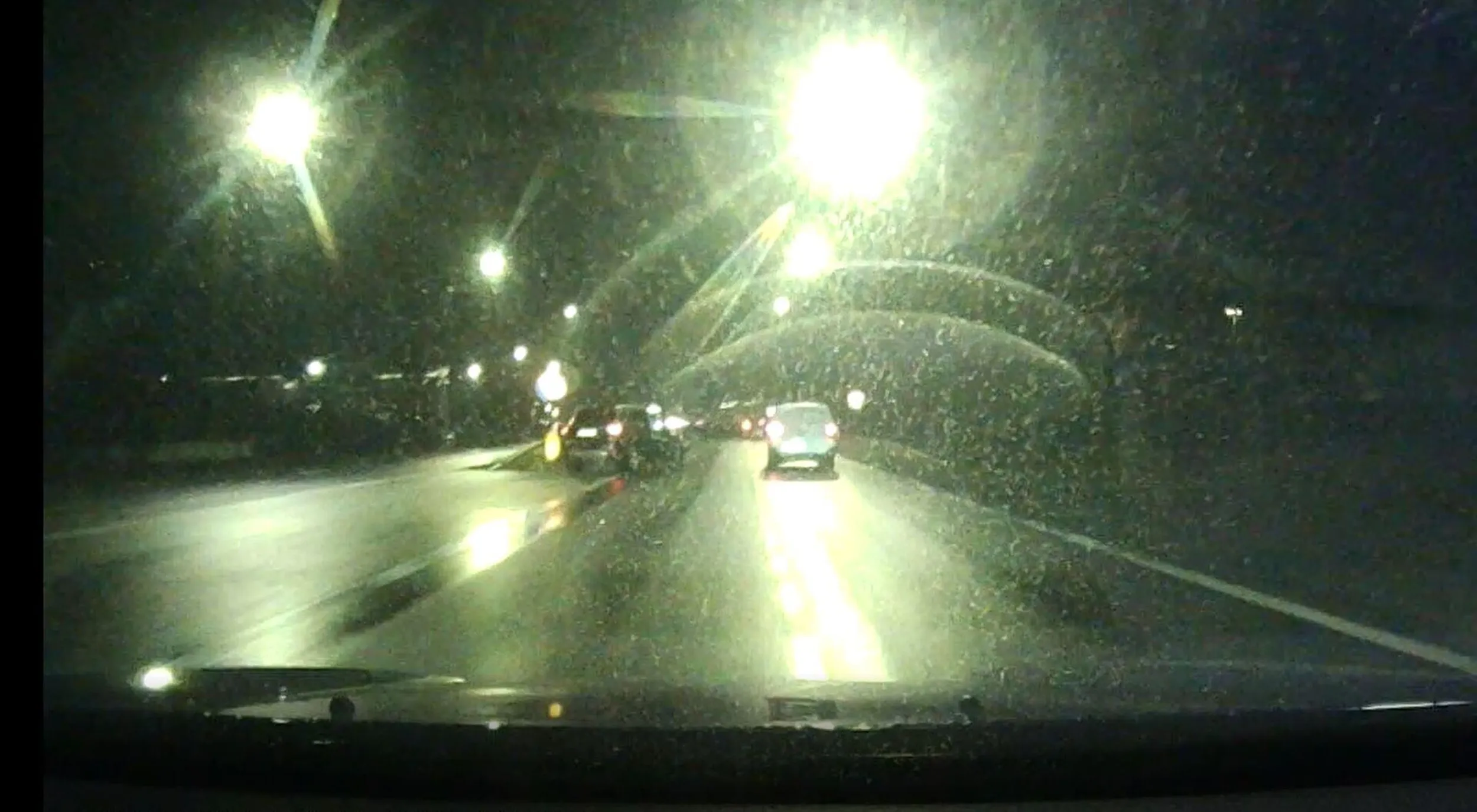 Na skrzyżowaniu DK92 z Myśliwską w Łowęcinie ani nie można zawracać ani z Myśliwskiej skręcać w lewo... trochę pomyśl facet zanim wykonasz niebezpieczny manewr i do tego niezgodny z przepisami.