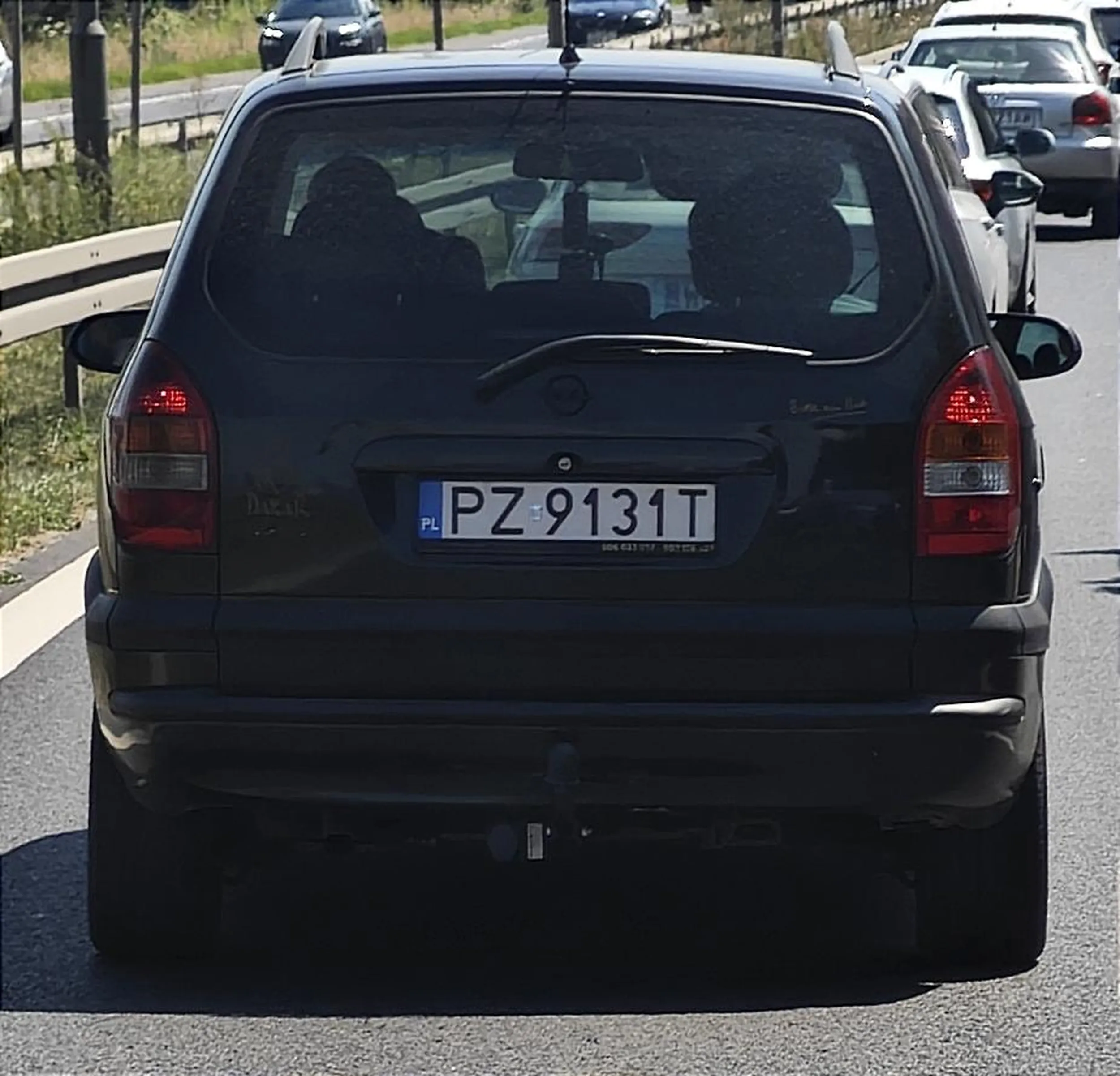 Cham niewychowany, widząc z daleka, że miałem włączony kierunkowskaz w celu zmiany pasa specjalnie przyspieszył a później trzymał się w martwym polu lusterka tak abym w niego uderzył. Myślał, że nie zauważa tej okropnej facjaty i trola bagiennego na miejscu pasażera. Nie ze mną te numery bruner