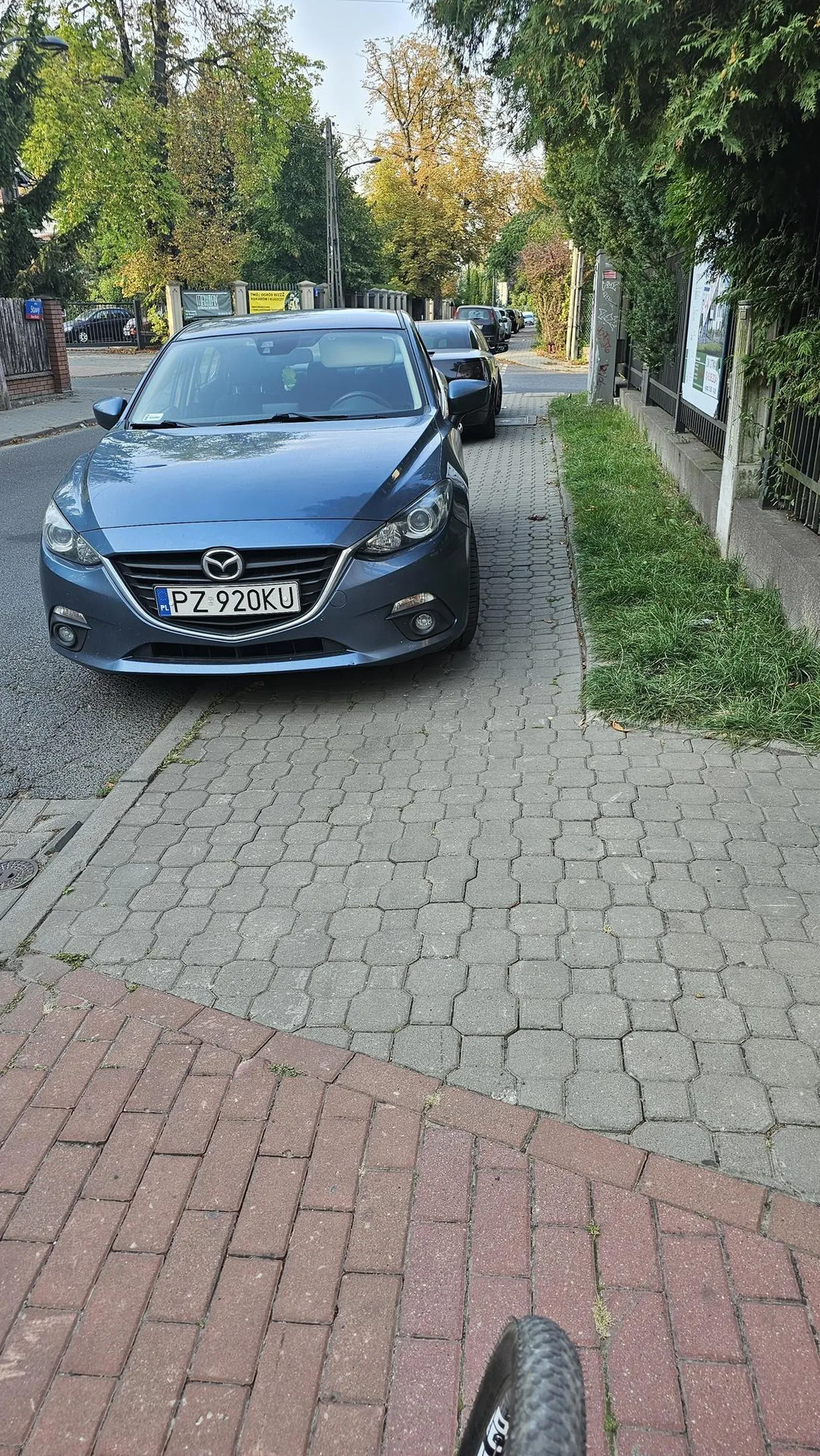 Jak można tak parkować na chodniku? Tutaj często spacerują osoby z wózkiem dziecięcym. Zero jakiegoś kolwiek myślenia.