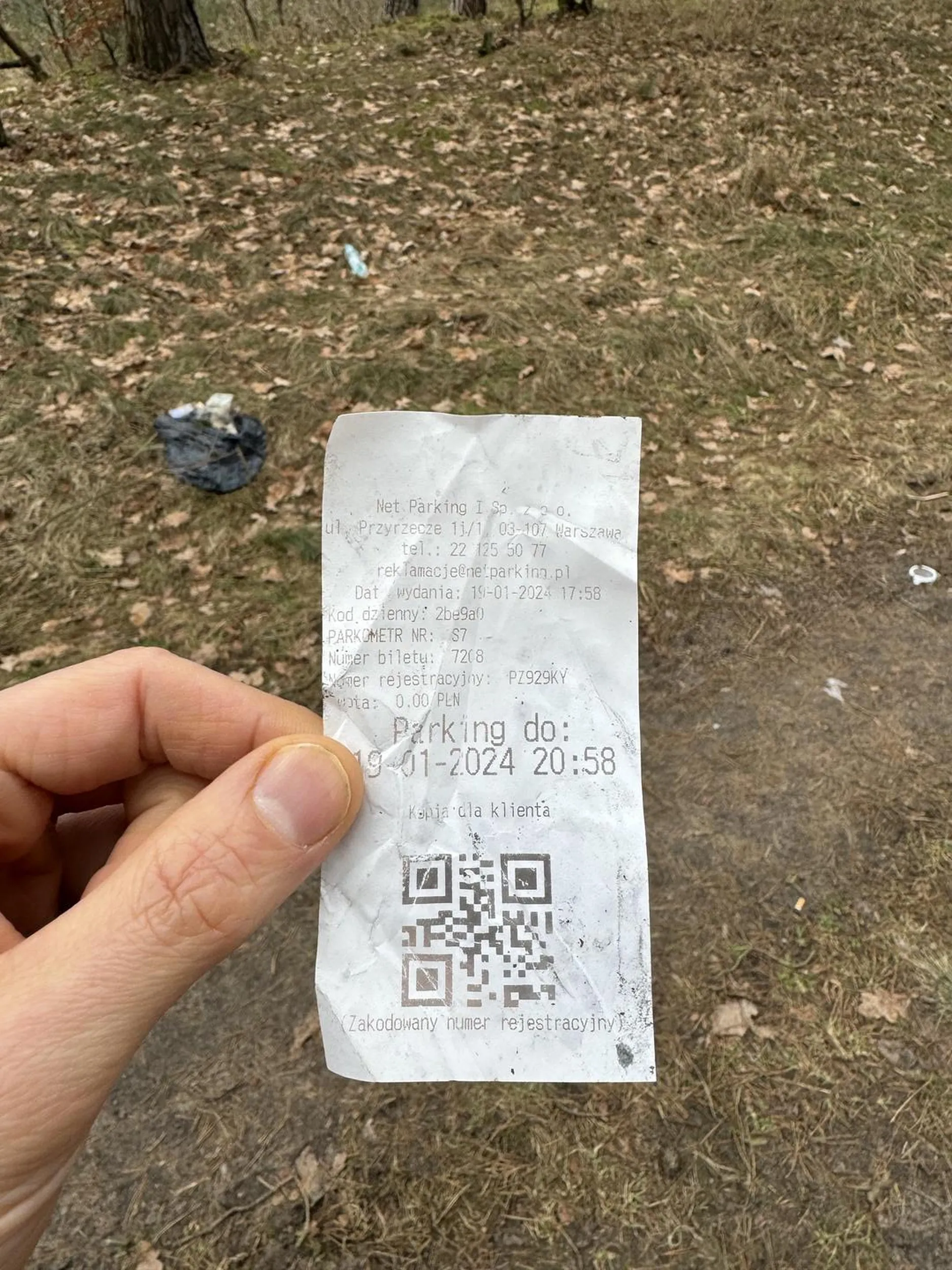 Wyrzuca smieci do lasu.