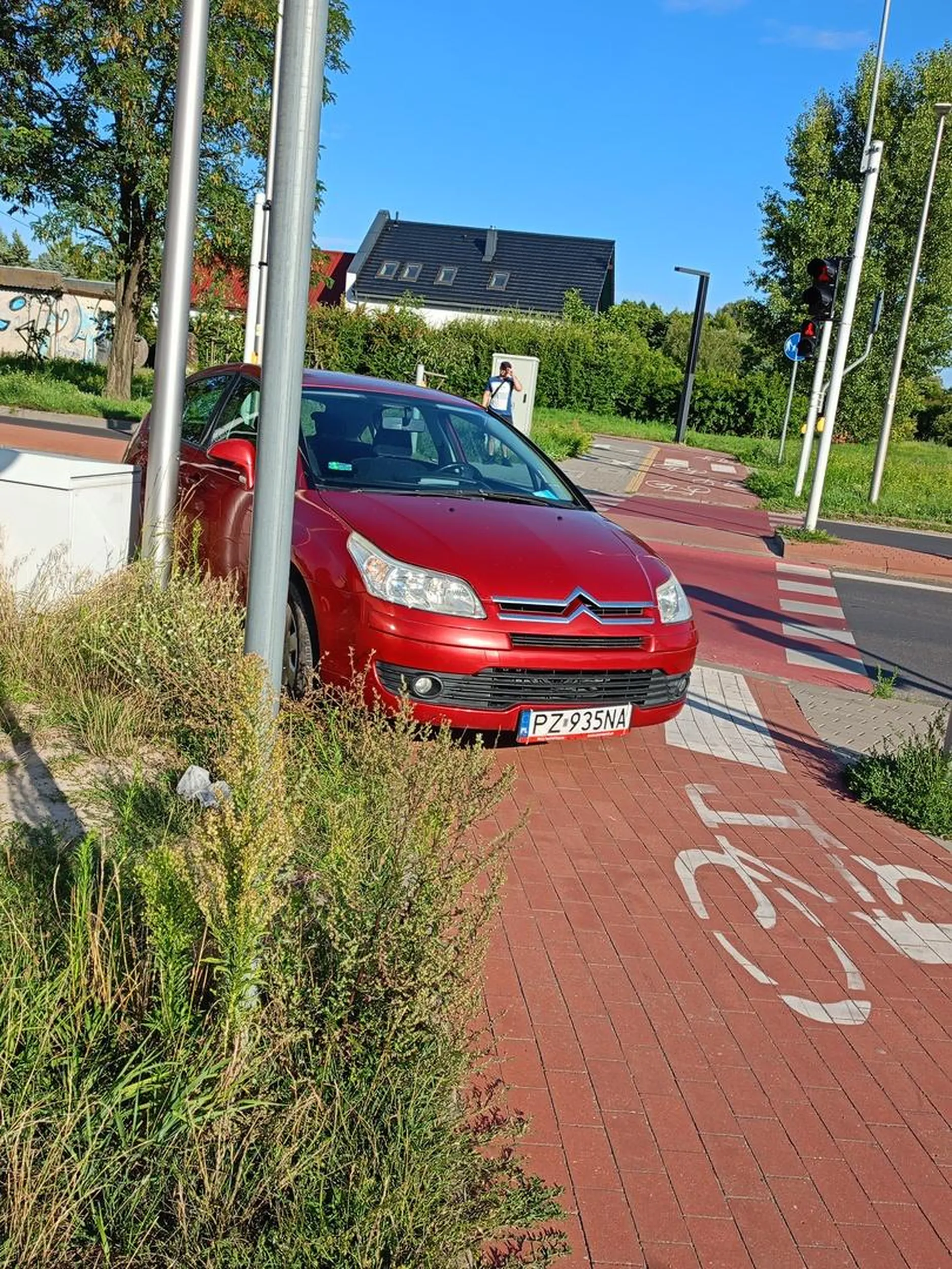 Pajac zablokował jednocześnie ścieżkę rowerową jak i chodnik, gratuluję. (Tuż naprzeciwko jest pusty parking, a ten mózg stoi tu już dobre 3h.