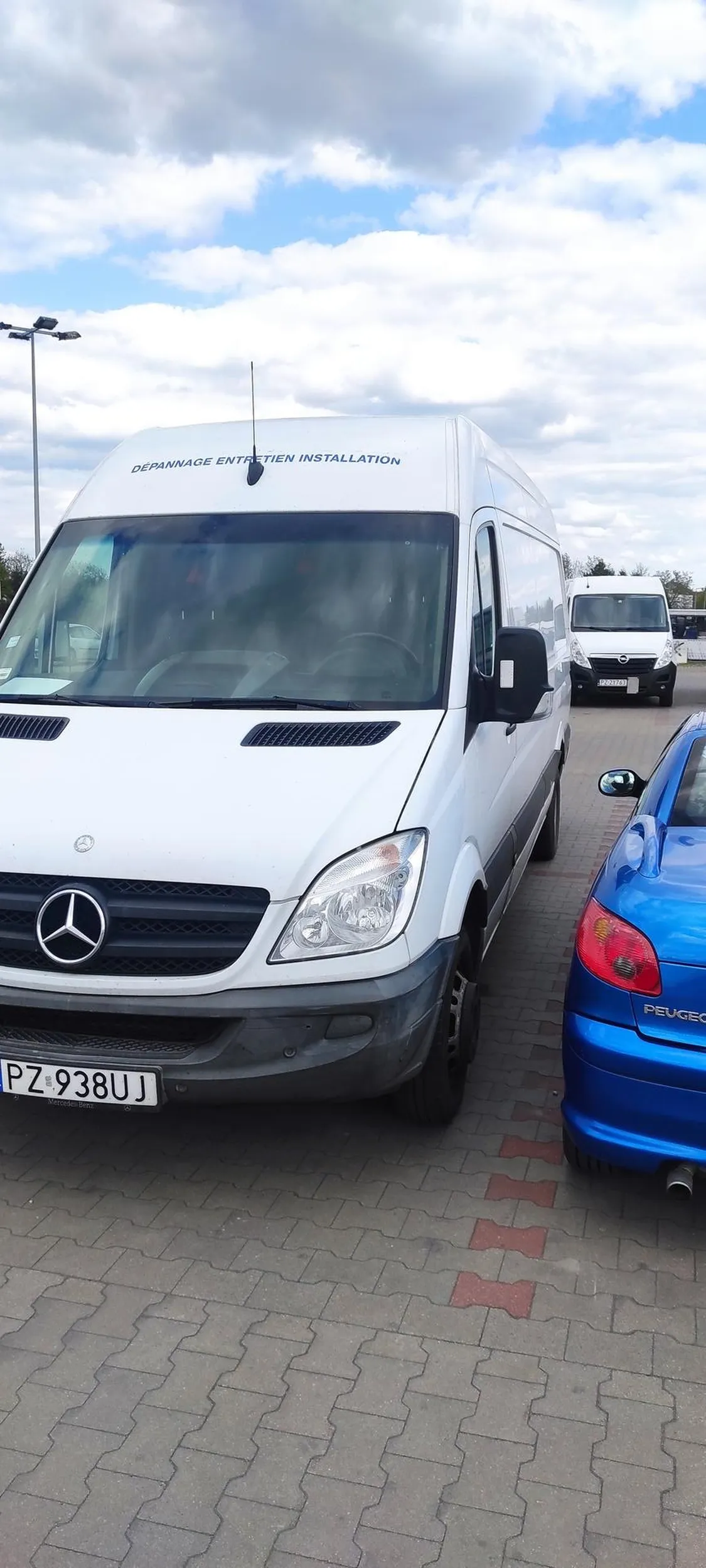 Dziękuje wielce kierowcy białego Sprintera za zastawienie drzwi od strony kierowcy. Na całe szczęście mój samochód to cabrio i nie musiałem się przeciskać w środku