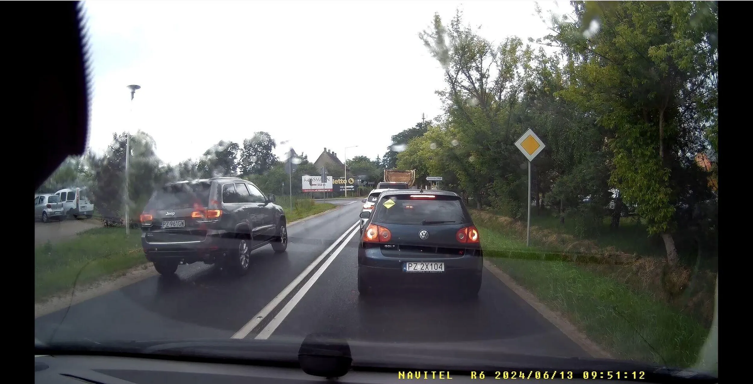 13. czerwca 2024 w Dąbrówce jedzie 60 w obszarze z ograniczeniem do 40, następnie wjeżdża na powierzchnię wyłączoną z ruchu, podwójną linię ciągłą i jedzie pod prąd, aby skręcić potem w prawo, w Malinową. Wszystko aby ominąć samochody stojące na przejeździe kolejowym. Kierowca Jeepa bez przyzwoitości i wyobraźni.