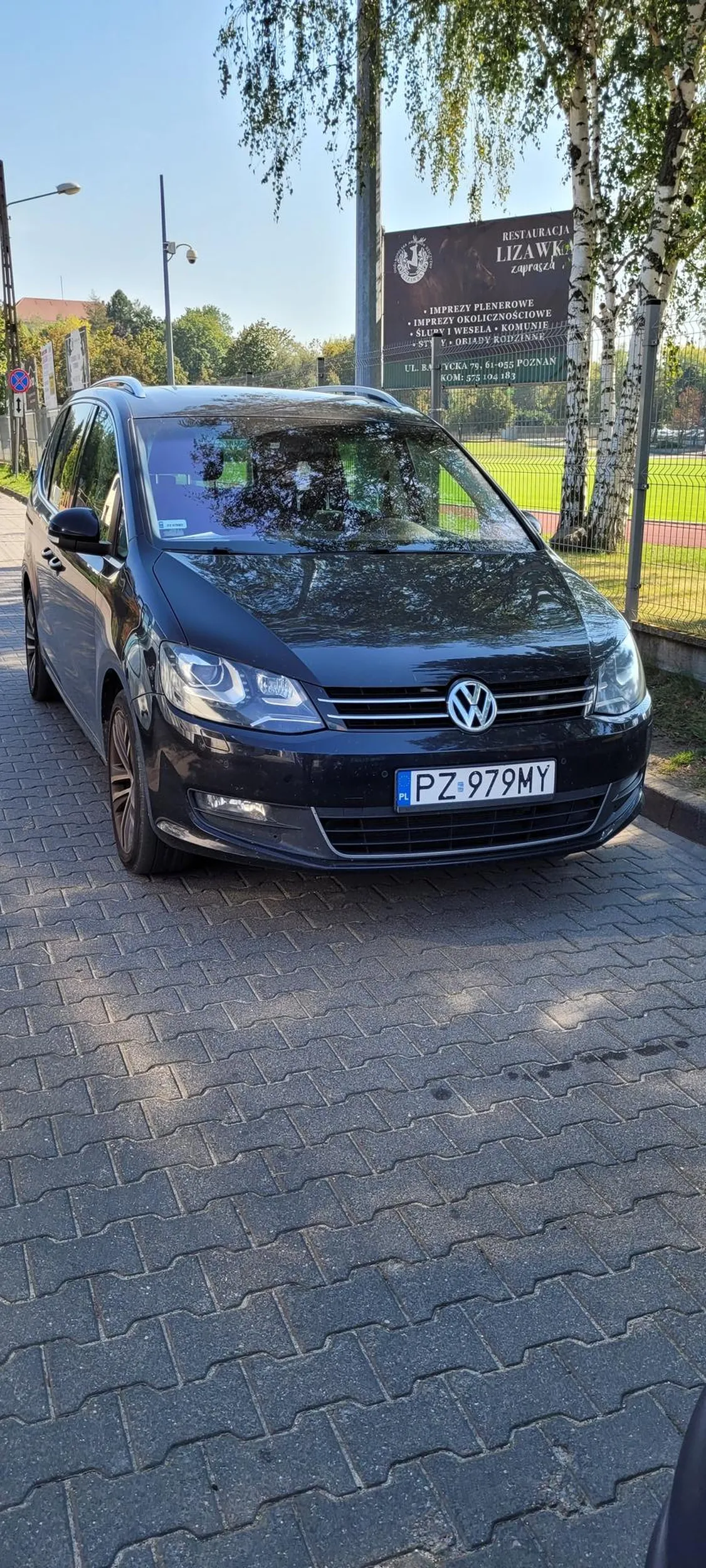 Naucz się parkować,  wielki parking obok a pajac na zakazie się zatrzymuje.