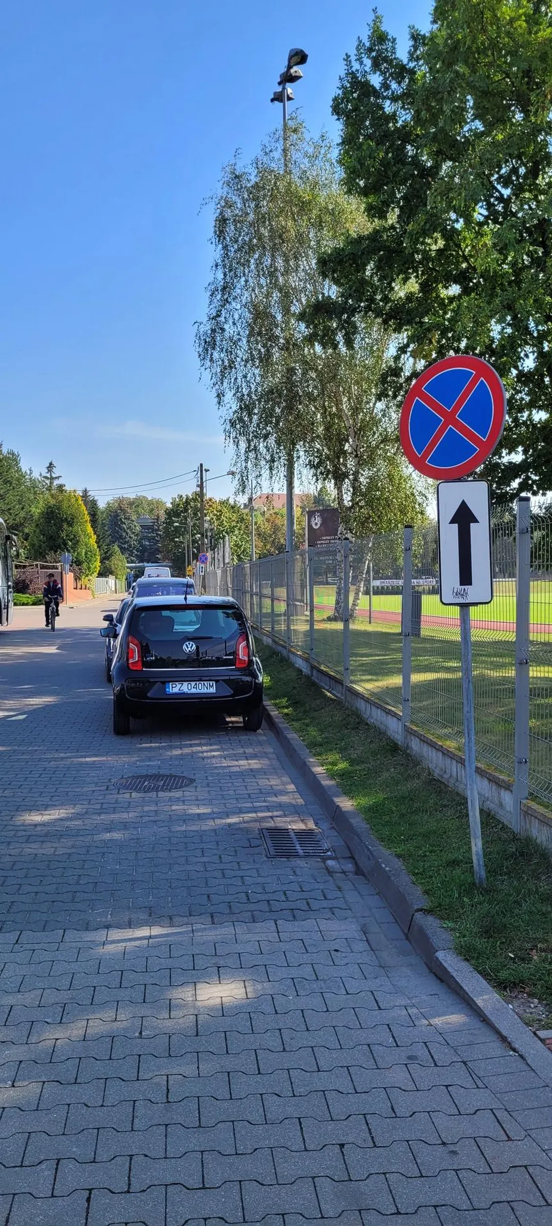 Naucz się parkować,  wielki parking obok a pajac na zakazie się zatrzymuje.