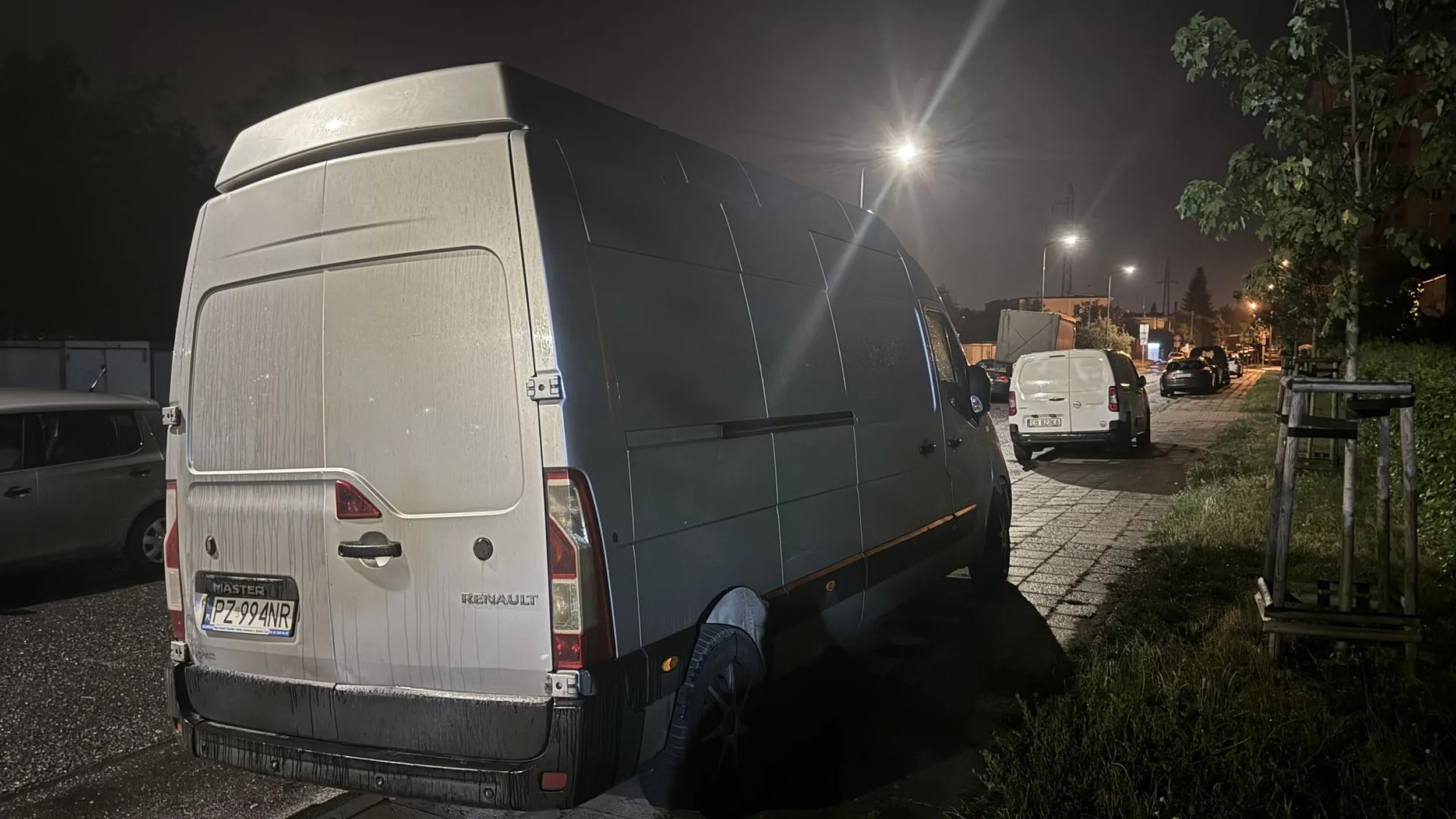 Kompletnie zastawiony chodnik i powyżej 2,5t