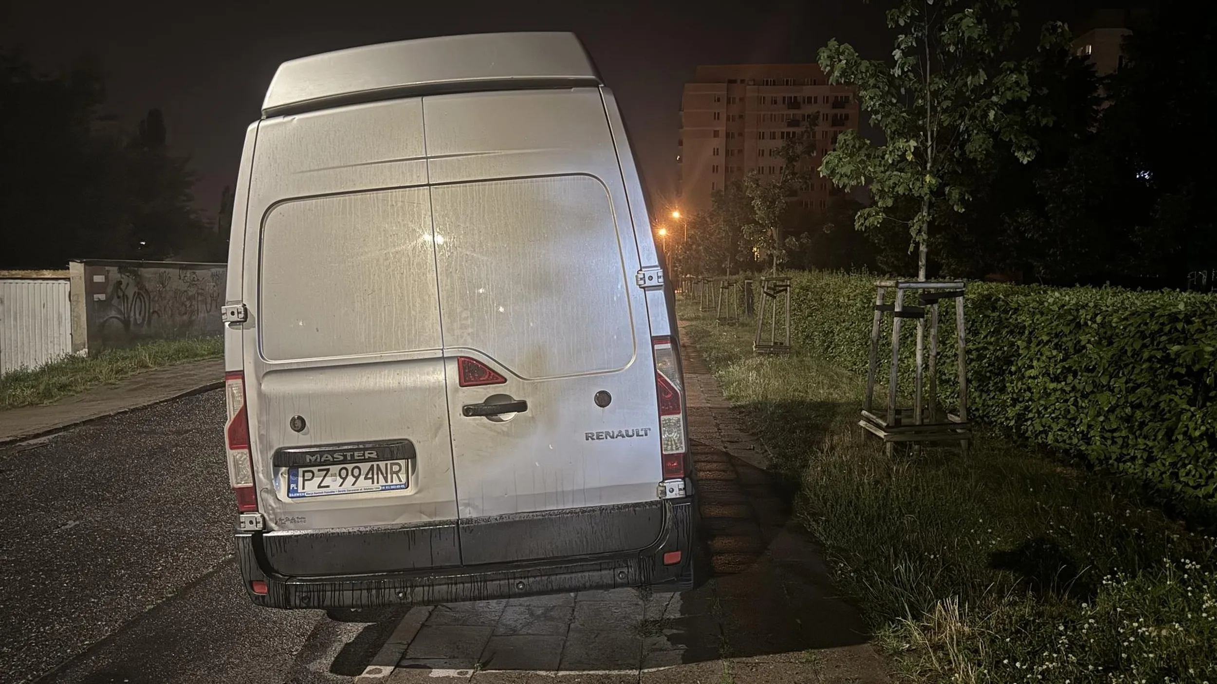 Kompletnie zastawiony chodnik i powyżej 2,5t