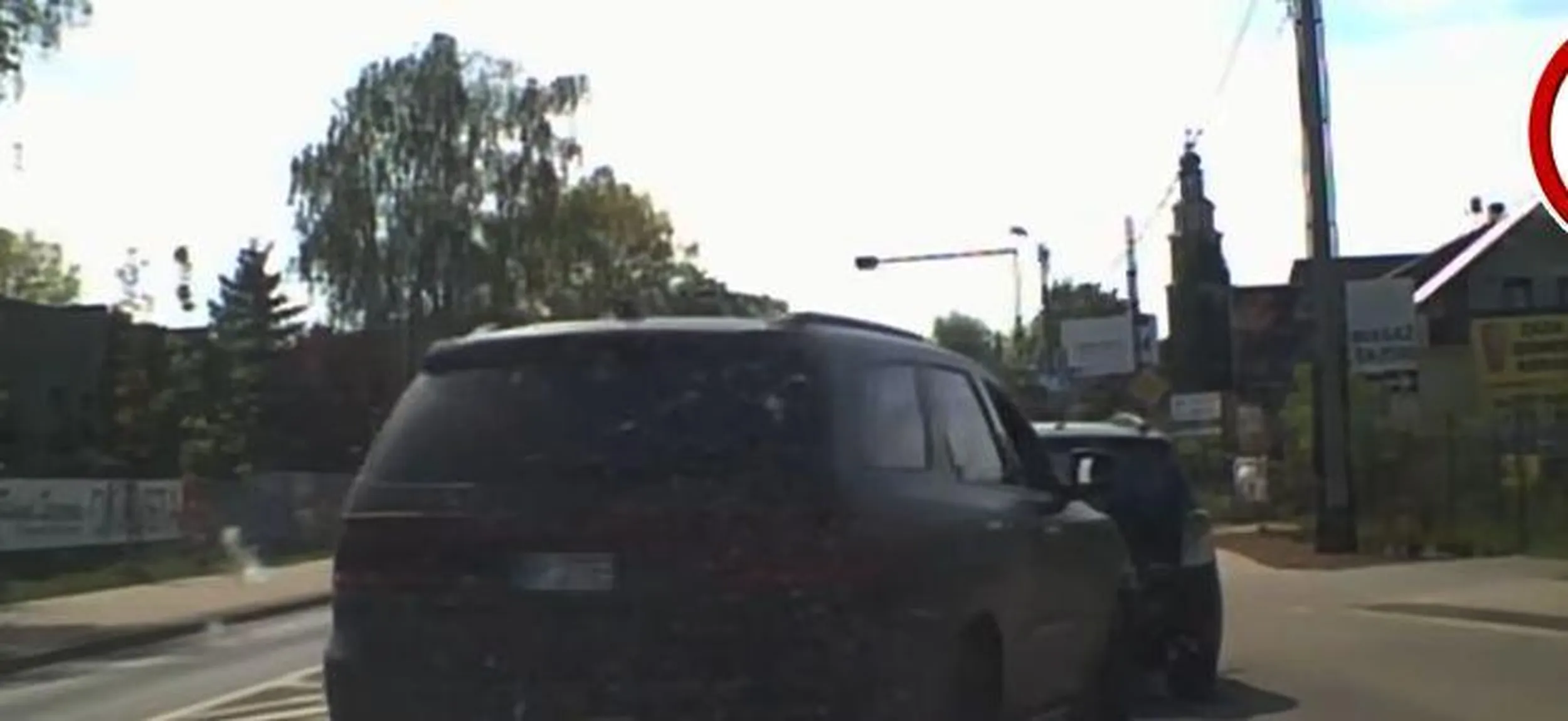 Zajeżdża drogę, wpieprza się na chama.