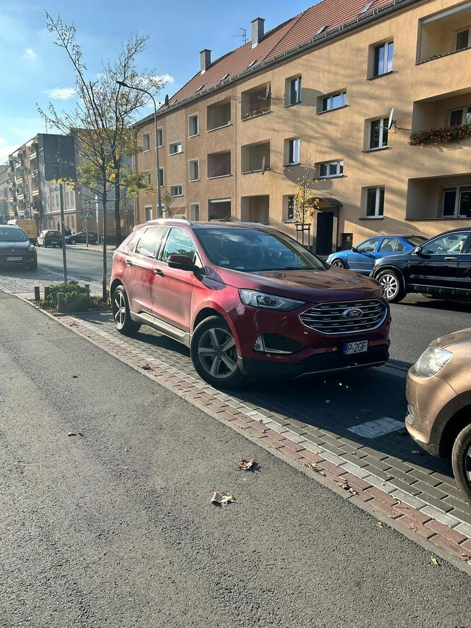 Przywaliła mi w samochód na parkingu. I jak wyszłam zobaczyć czy cos uszkodziła mi to zaczęła mi grozić ze wstawi mnie na forum, ze probuje wymusić odszkodowanie gdzie próbowałam tylko zerknąć czy nic mi nie uszkodziła ? ogólnie pani jest bardzo agresywna, nie potrafi się przyznać do winy, zaczęła obrażać. Uważać na kobietę bo parkować to ona nie umie. Miejsca pełno a 10 minut się męczyła żeby auto zostawić i ostatecznie uderzyła we mnie. Na szczęście u mnie nic a Pani tablica troszkę się wykrzywiła ?