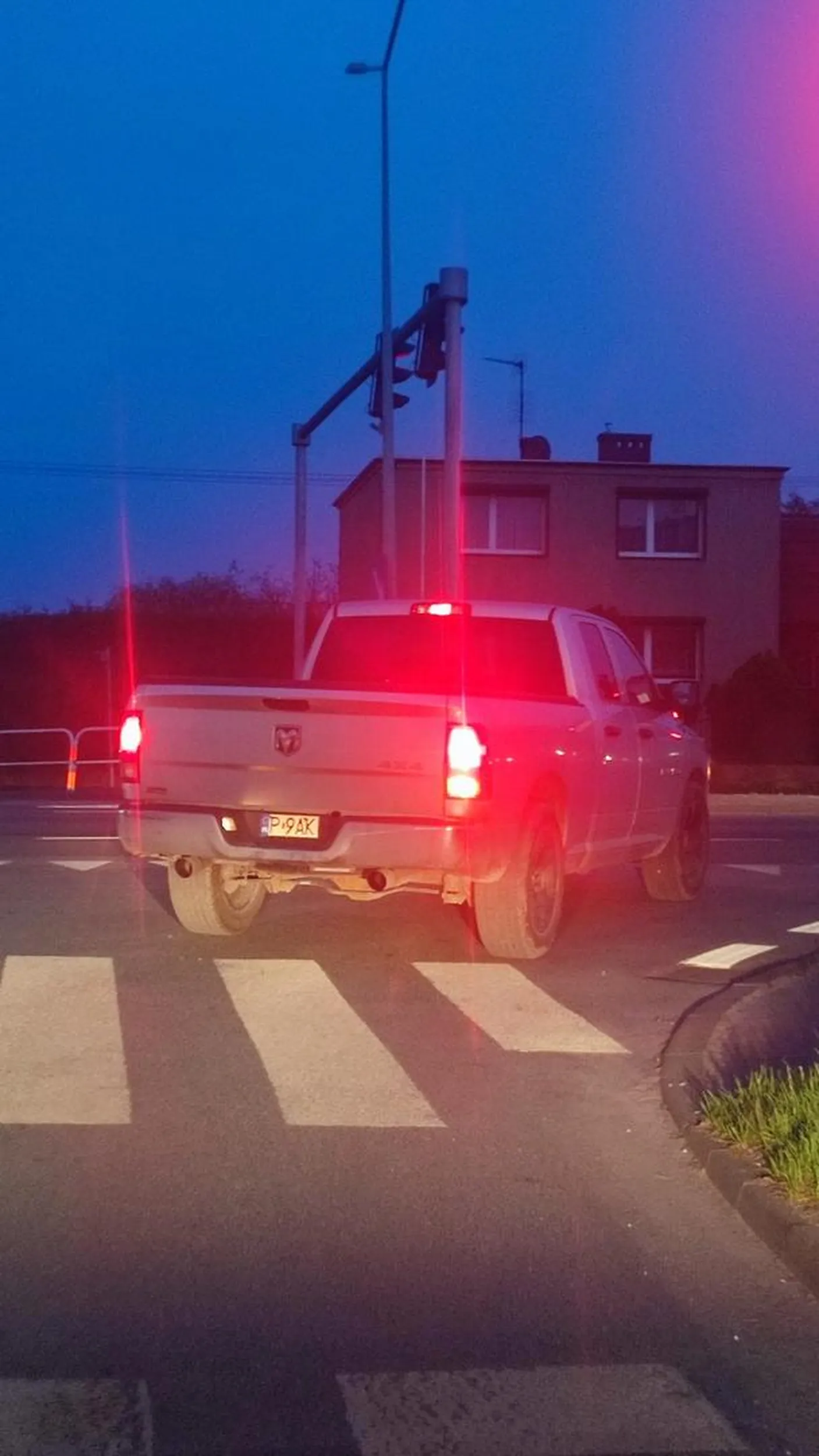 Myślisz ze jak masz duzego to ci wazystko wolno? Miałeś pecha. Kamerka w aucie cie nagrala