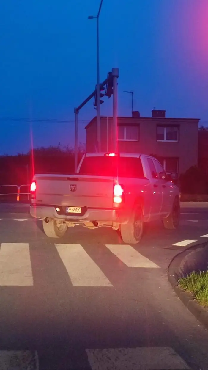 Myślisz ze jak masz duzego to ci wazystko wolno? Miałeś pecha. Kamerka w aucie cie nagrala