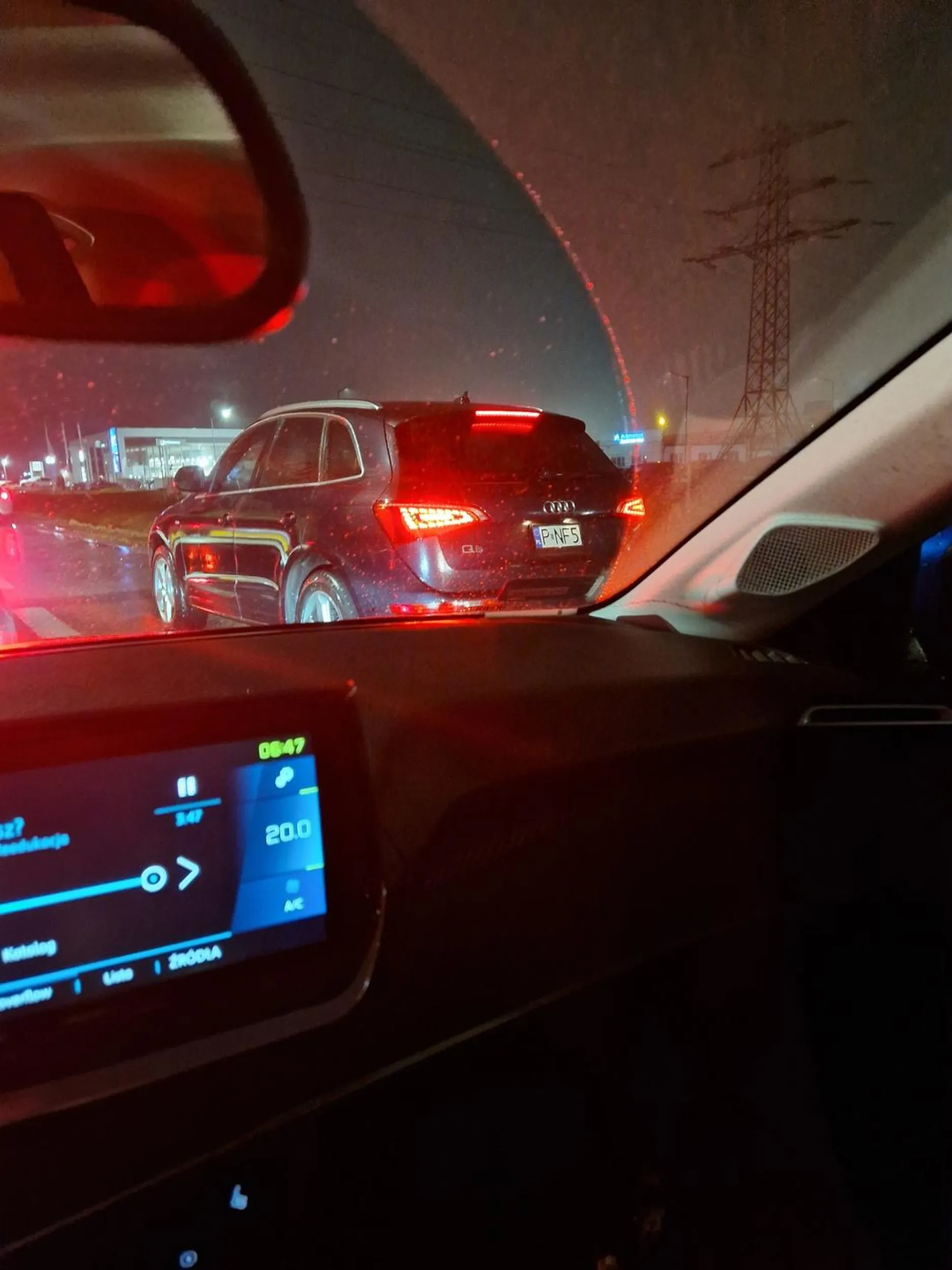 Wymusza pierwszeństwo.