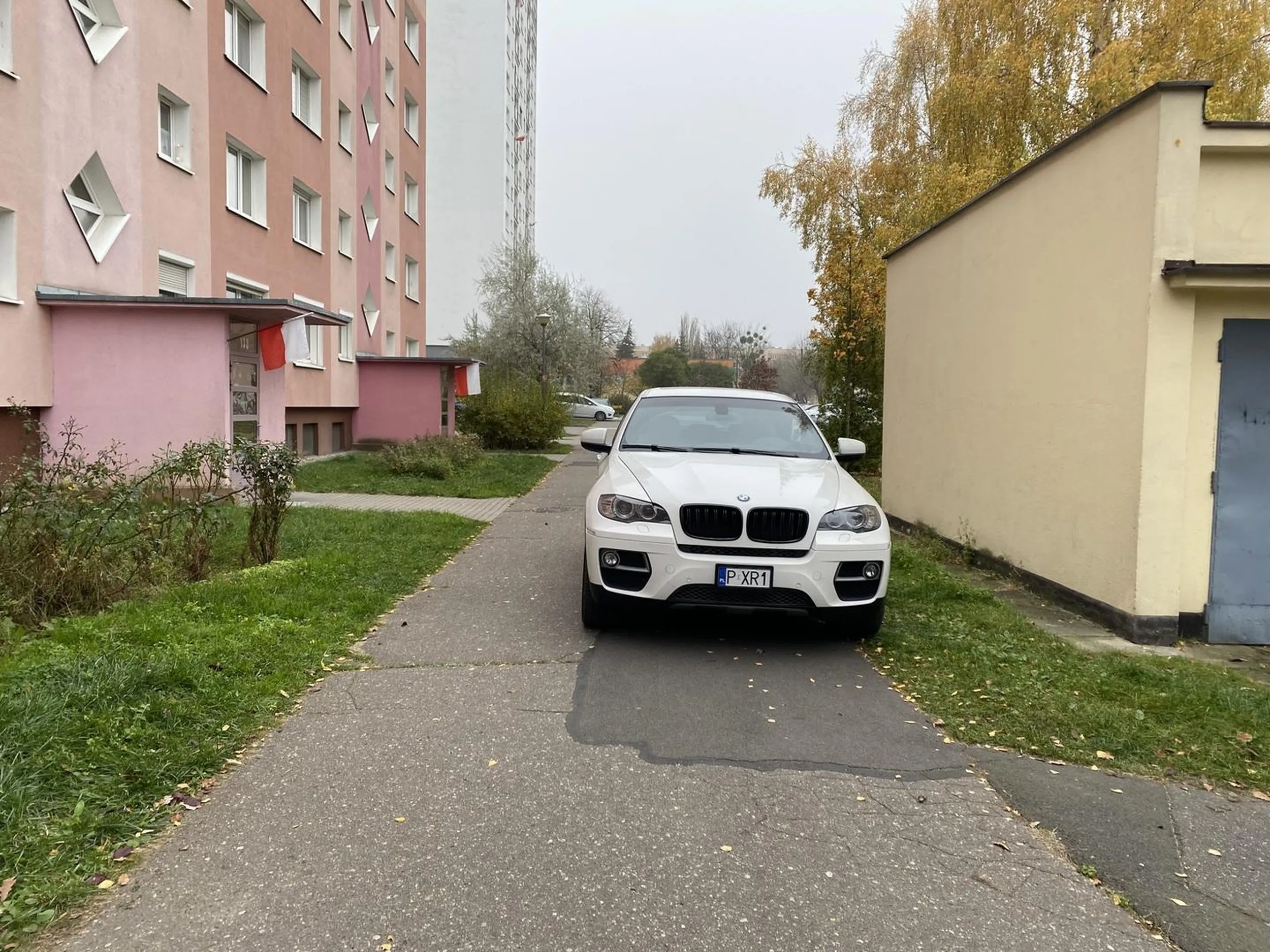Piękne parkowanie na chodniku. Parking tuż obok