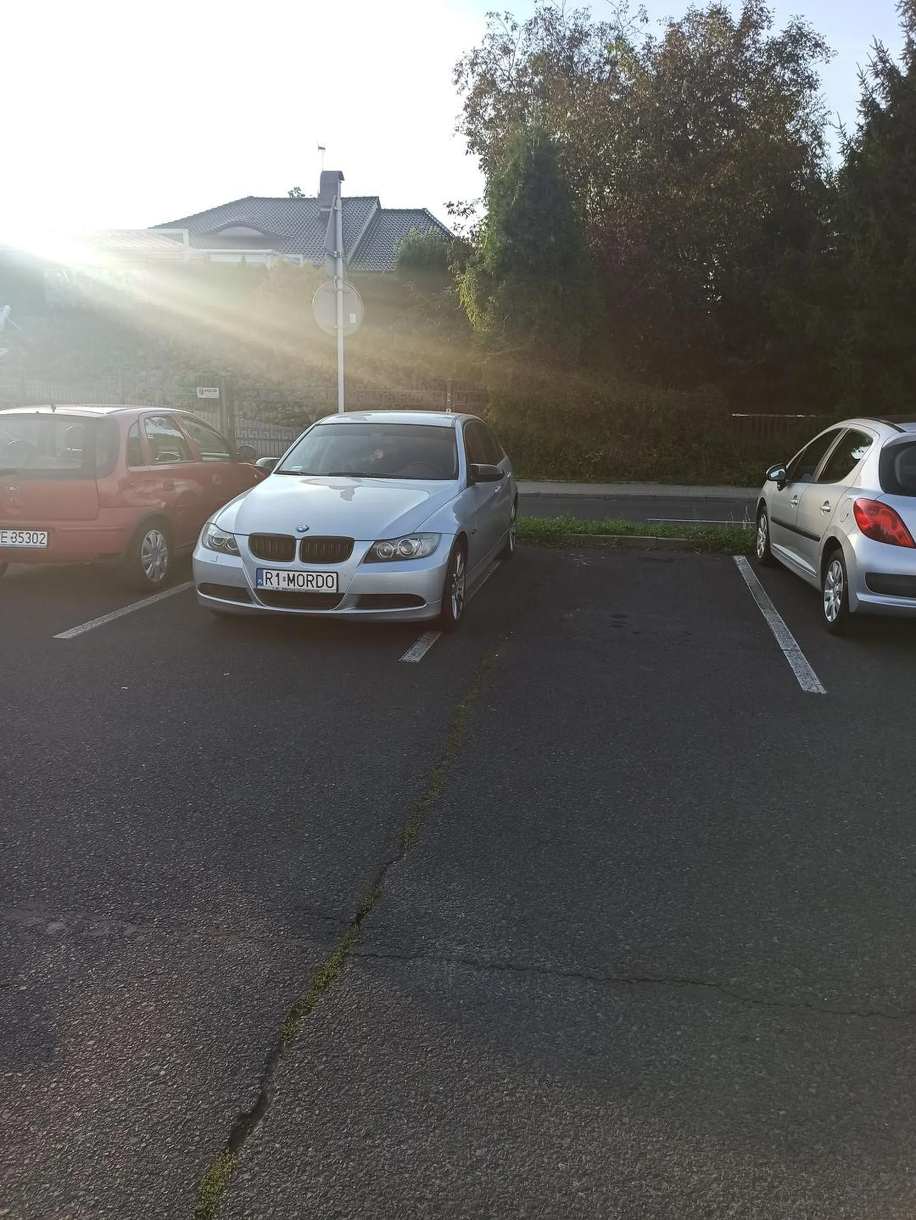 Nazwa tablicy rejestracyjnej odzwierciedla poziom intelektualny osoby niej jeżdżącej. Brak umiejętności parkowania