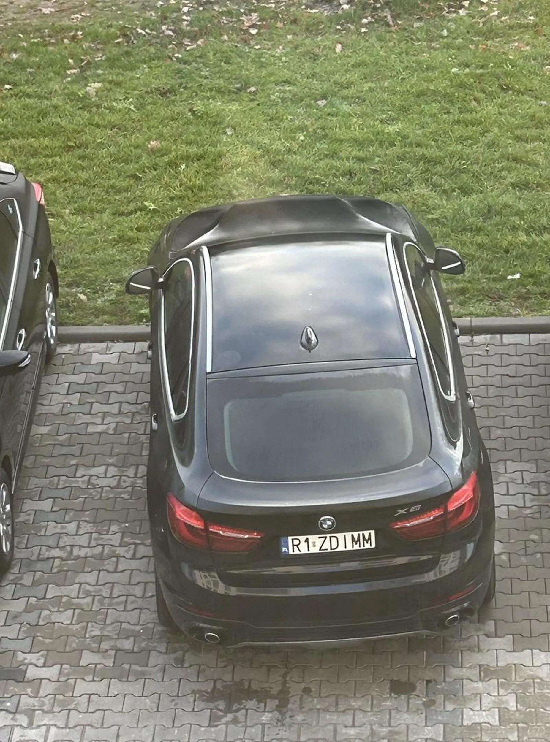 Parkuje na dwóch miejscach parkingowych i to jeszcze na parkingu osiedla. Uniemożliwia wjazd na miejsce parkingowe obok. W czasach gdzie nowe auta mają pełno czujników i kamer ktoś parkuje w taki sposób zabierając mieszkańcom miejsce parkingowe. WSTYD