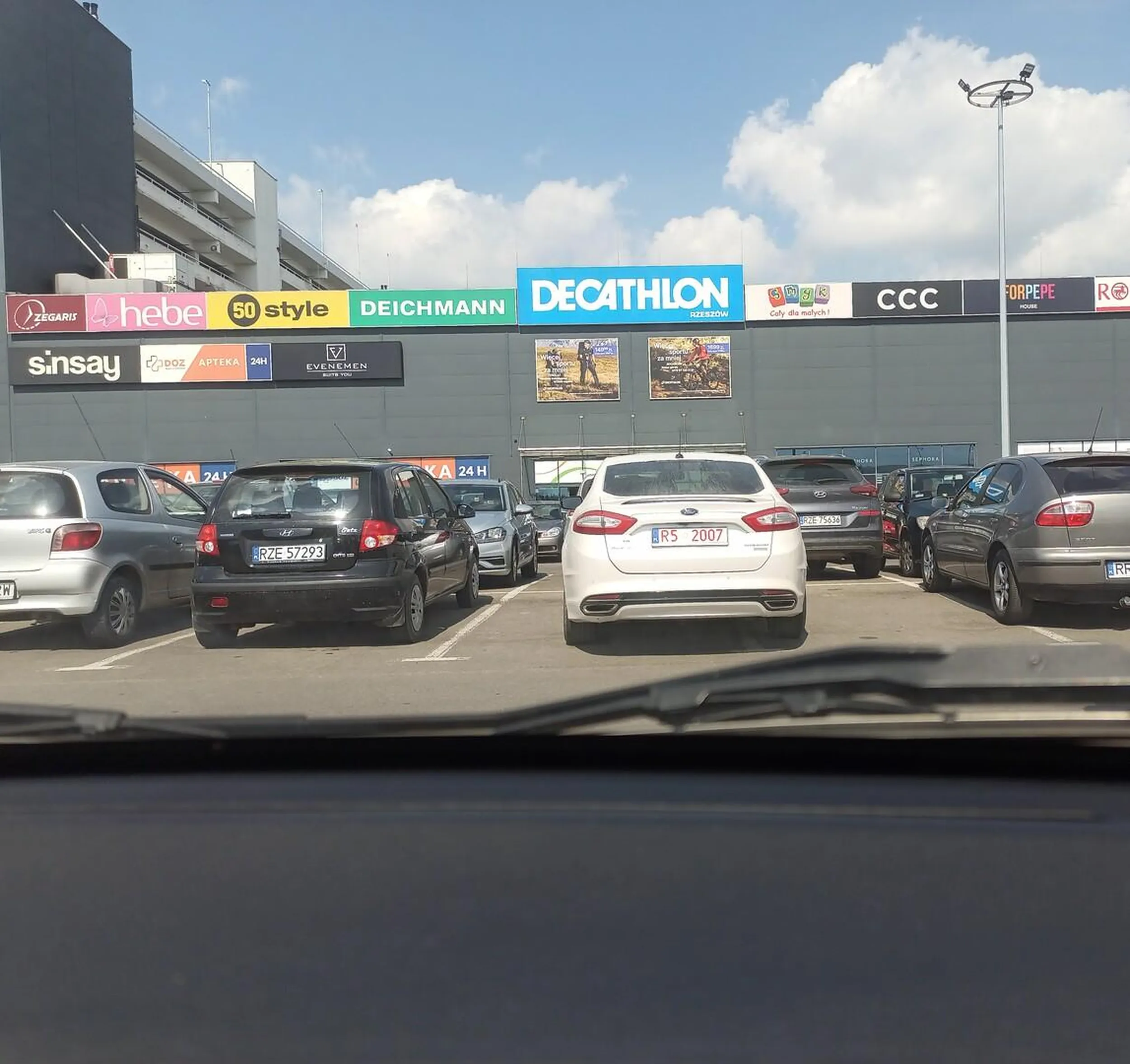 Karakan pod plaza w Rzeszowie. Potrzebuje dwóch miejsc parkingowych aby zaparkowac swój samochód. Polecam zakup Citroena Ami problemy z parkowaniem przejda.