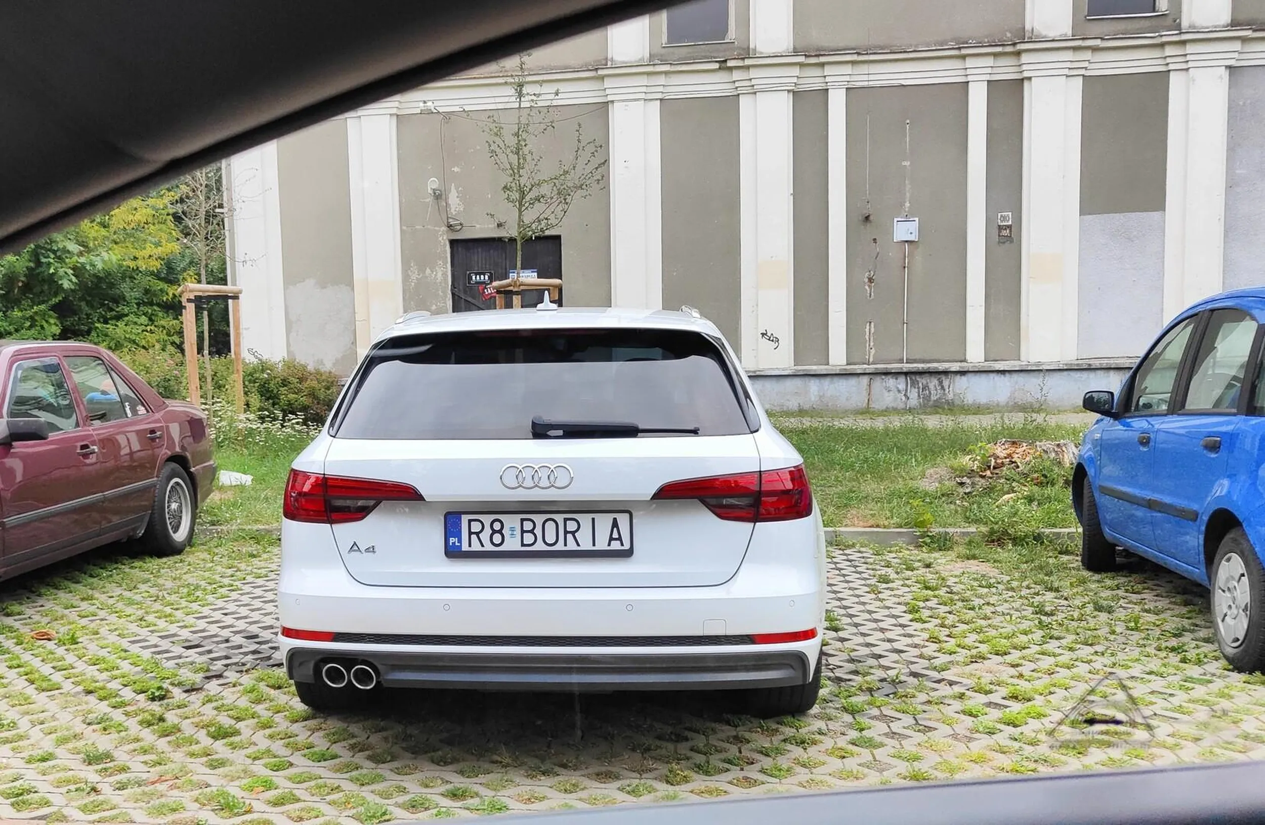 ZOSTAWIŁ AUTO NA KILKA DNI ZAJMUJĄC 2 MIEJSCA PARKINGOWE. JAKIE BLACHY , TAKIE PARKOWANIE