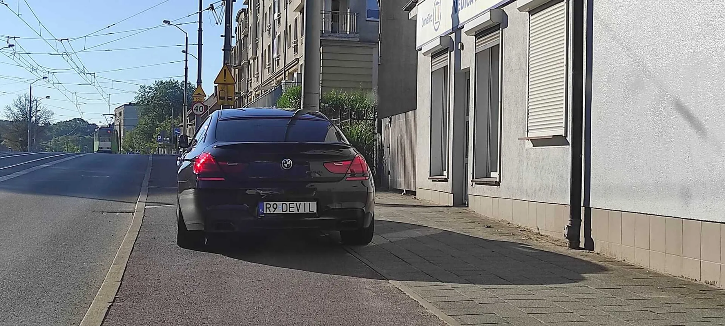 DEV(B)IL nie potrafi parkować, zablokował ścieżkę rowerową i sobie poszedł.