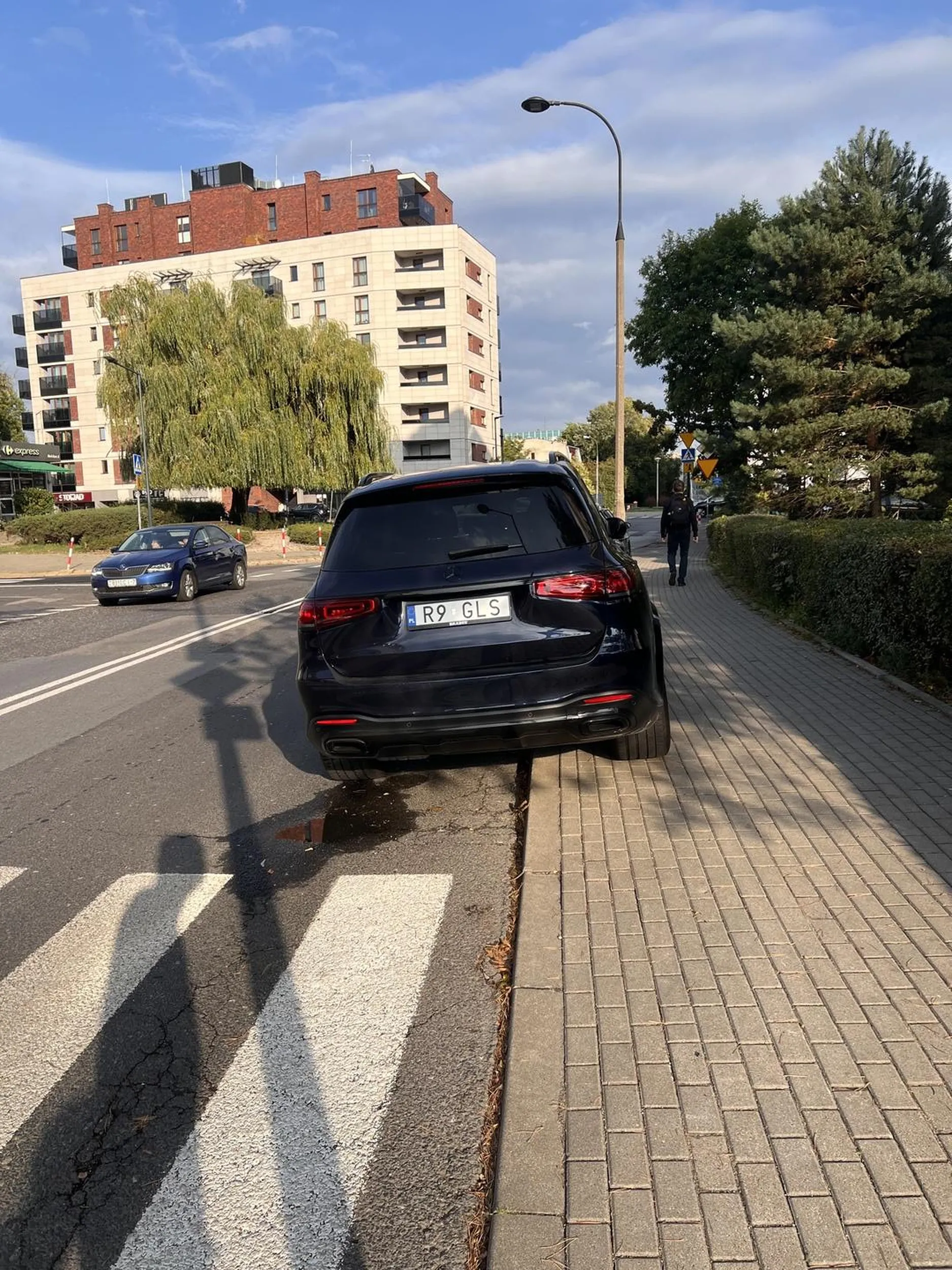 Koleś ewidentnie ma oczy w dupie. Notorycznie staje w miejscu gdzie są pasy powodując przy tym brak widoczności gdy ktoś chce przejść