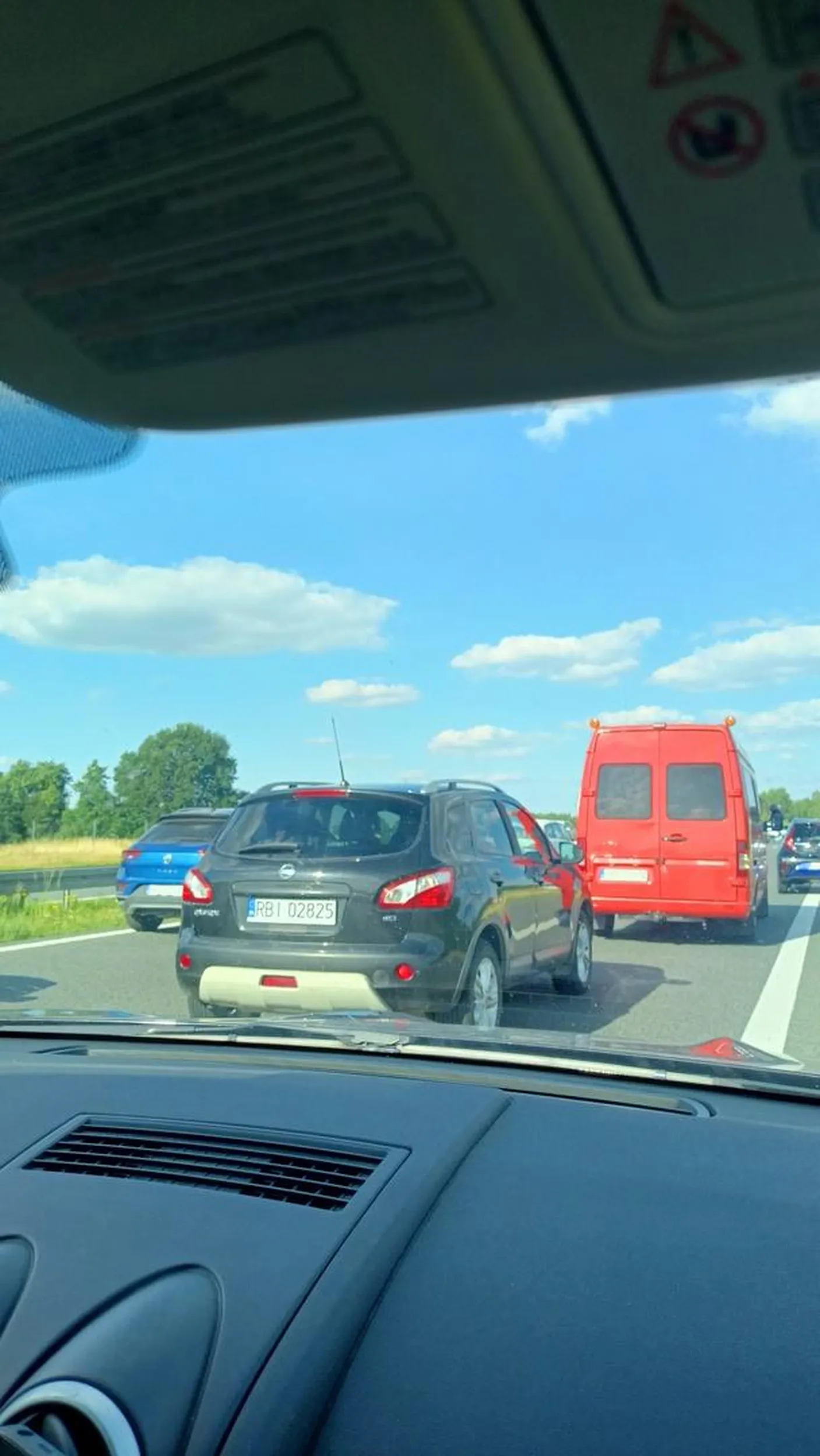 kierowca bardzo się śpieszy, chce jechać korytarzem życia