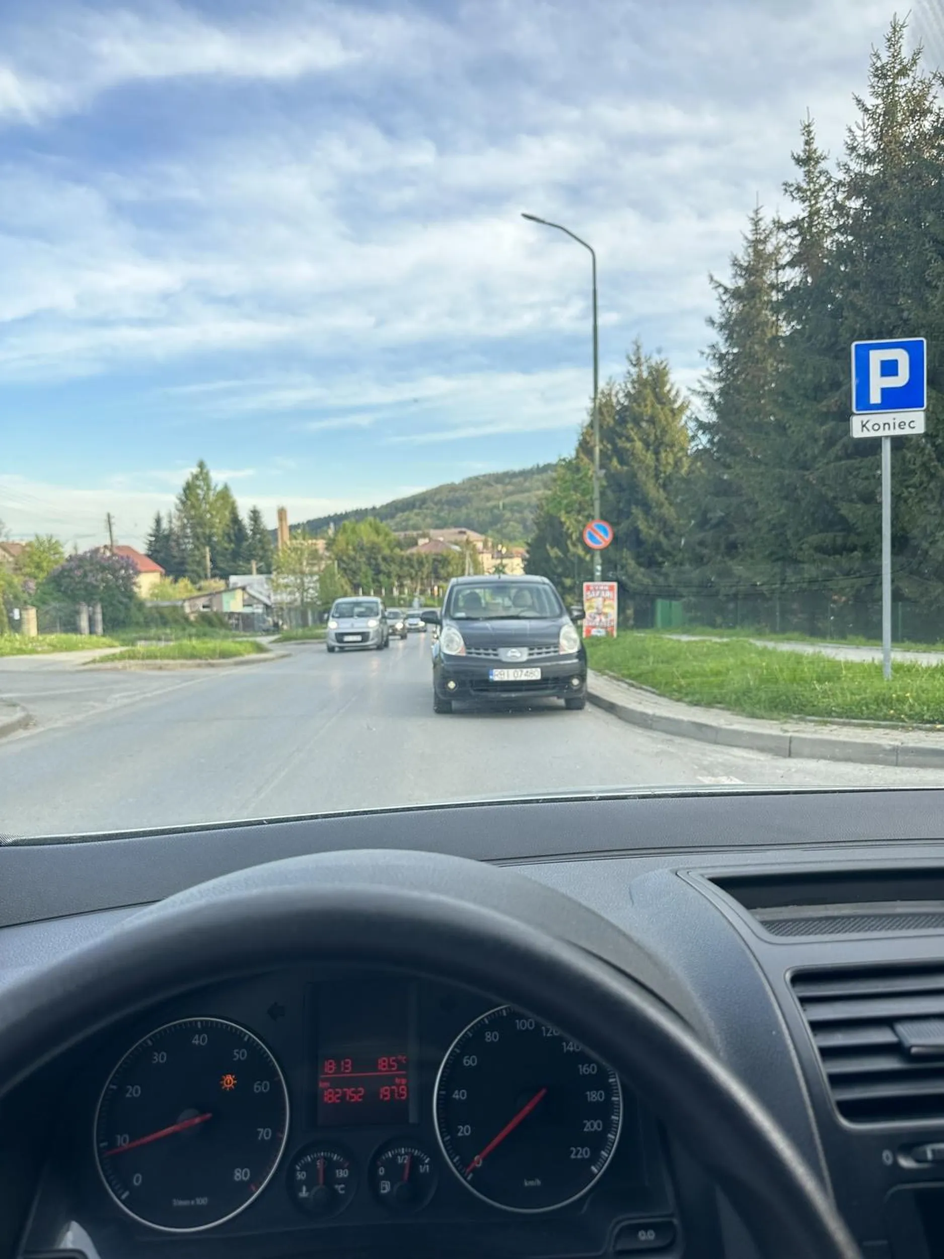 bardzo inteligente parkowanie. nie pozdrawiam kierowcy