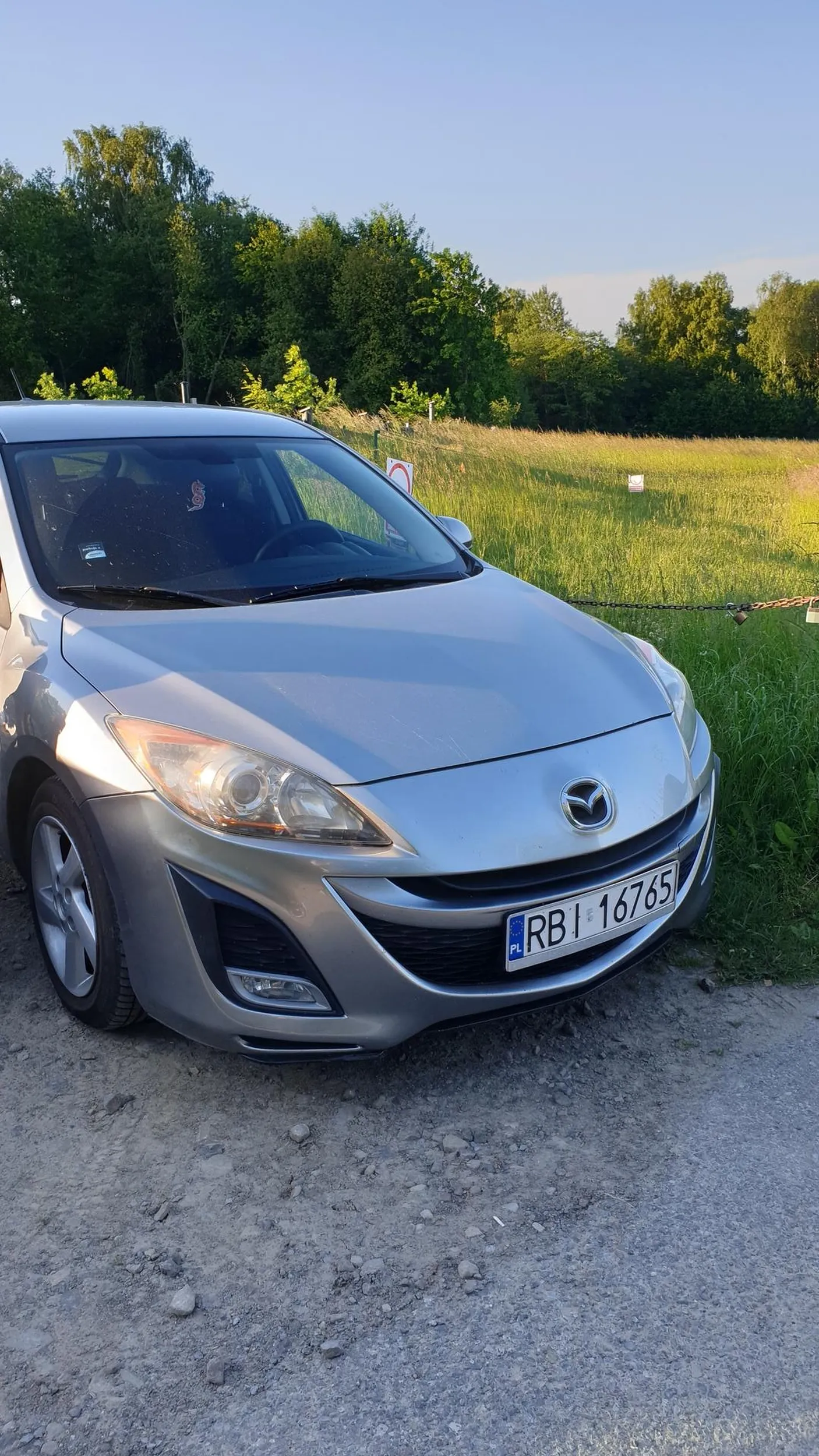 Zastawił brame wjazdową