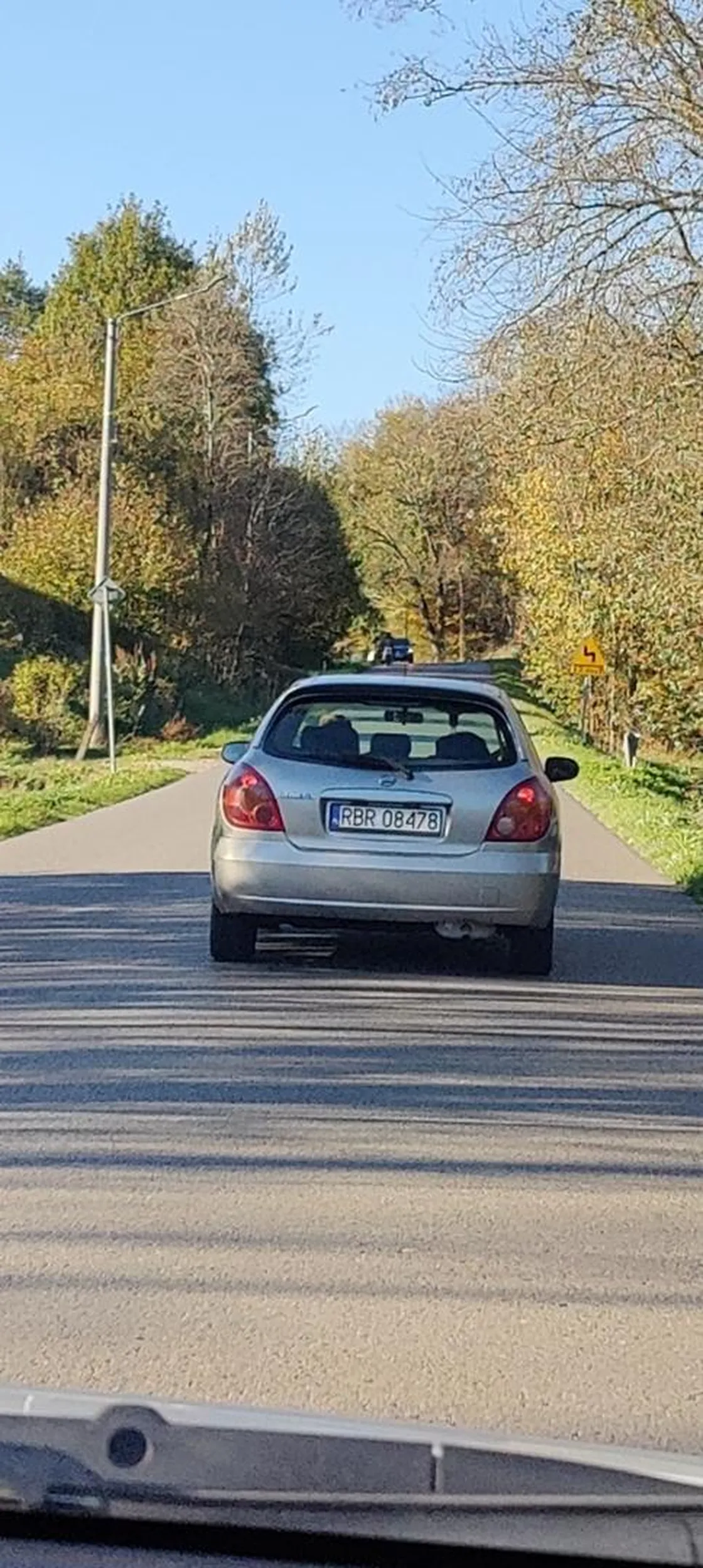 Nie pozdrawiam kierowcy (rabarbara) który specjalnie zjechał na środek drogi podczas wyprzedzania w sposób niebezpieczny blokując manewr, następnie jechał środkiem drogi kilkanaście kilometrów aby nie można było go wyprzedzić.