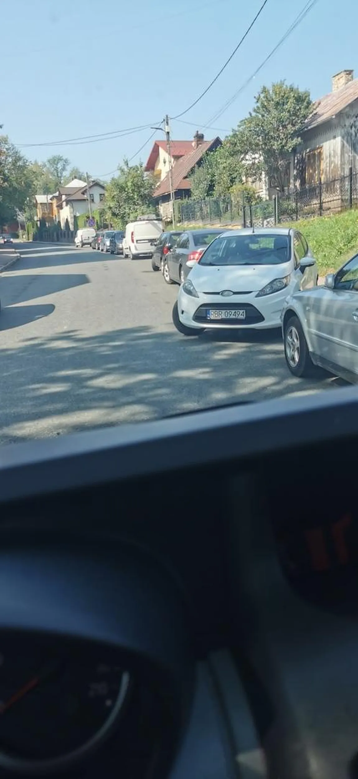 pomimo braku miejsca i tak trzeba było zaparkować i blokować ruch?