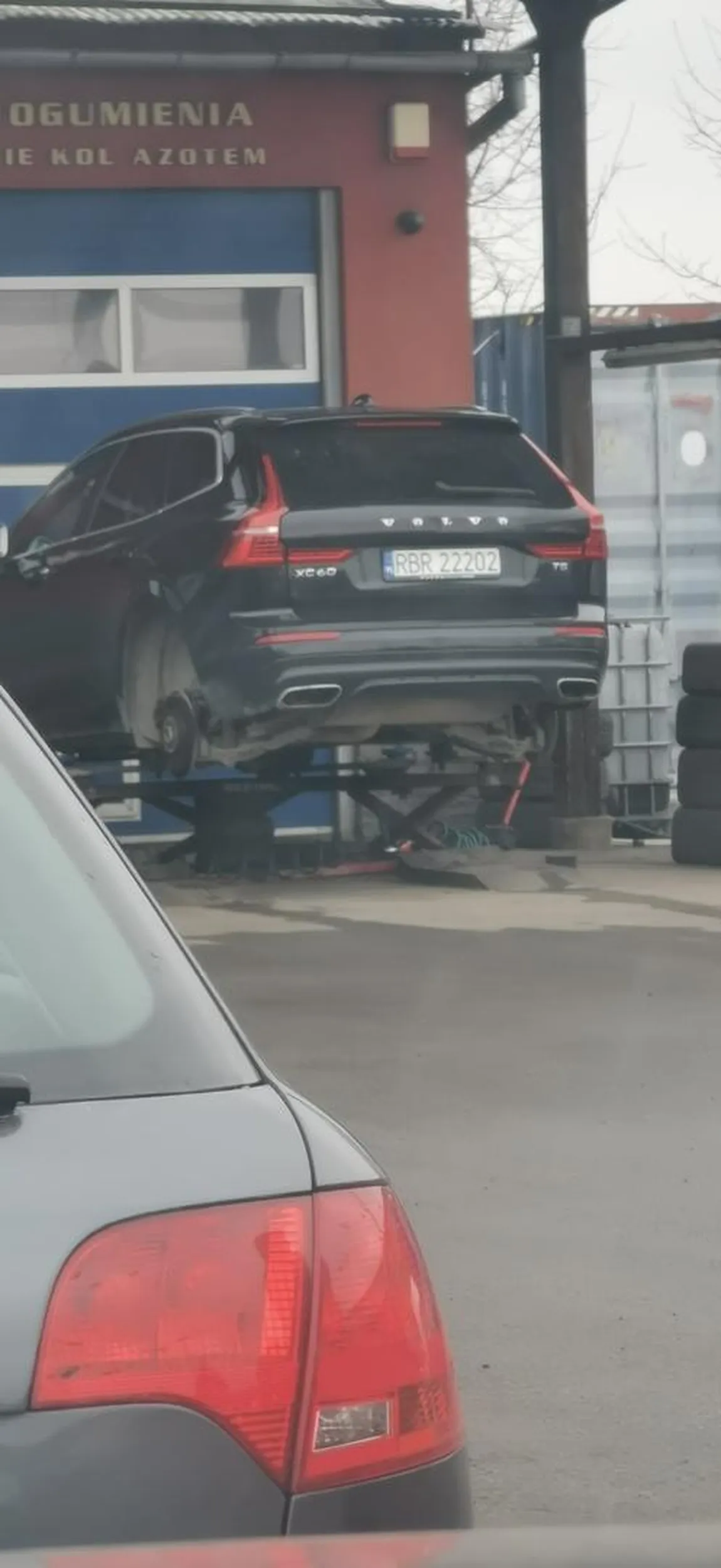 cham i prostak? wjebał się w kolejkę do wulkanizacji i jeszcze się śmieje ze tam stoją