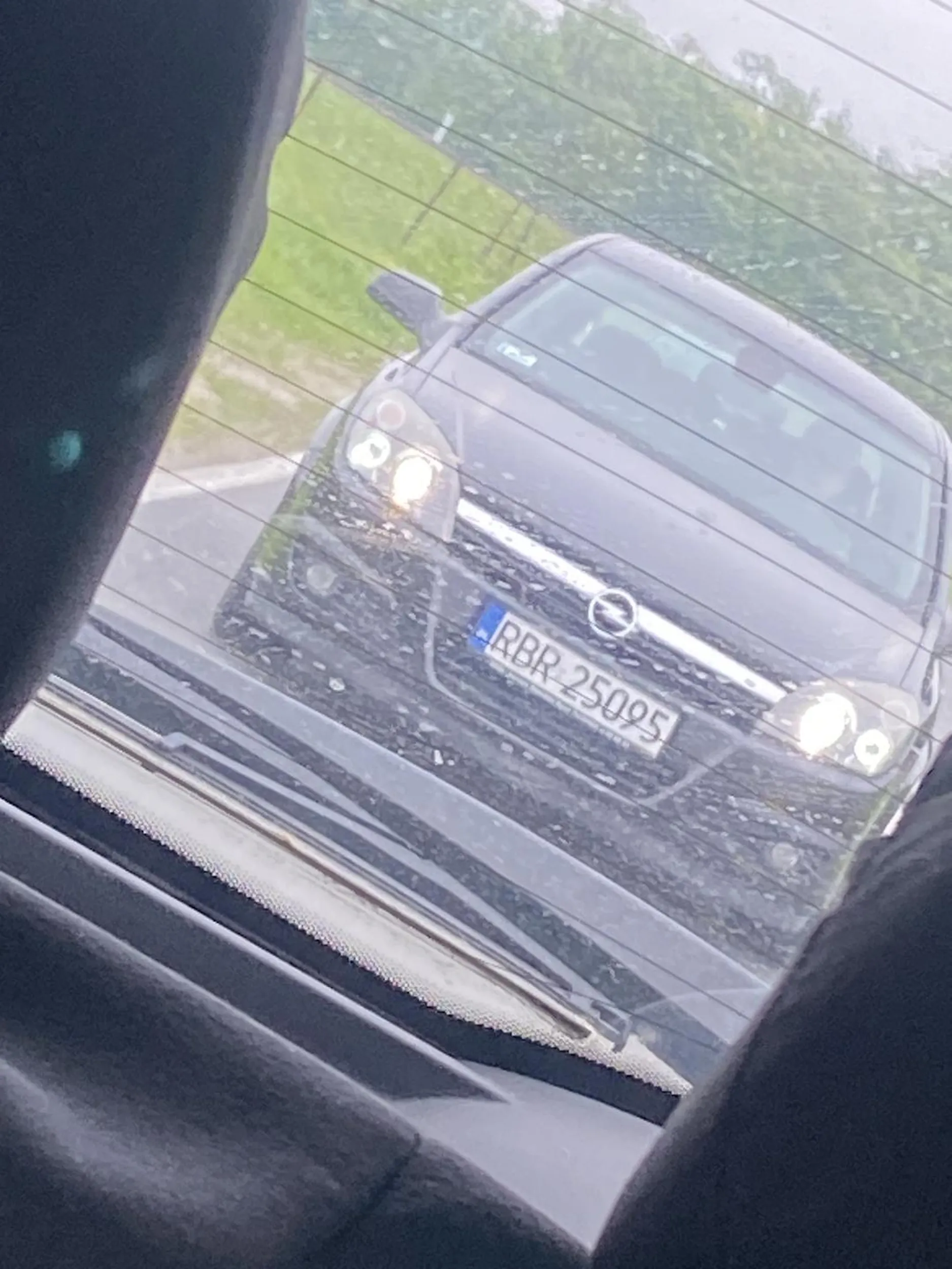 Nie polecam gość jeździ jak nie normalny każdego by wziął nie ważne od sytuacji jakiś wariat!