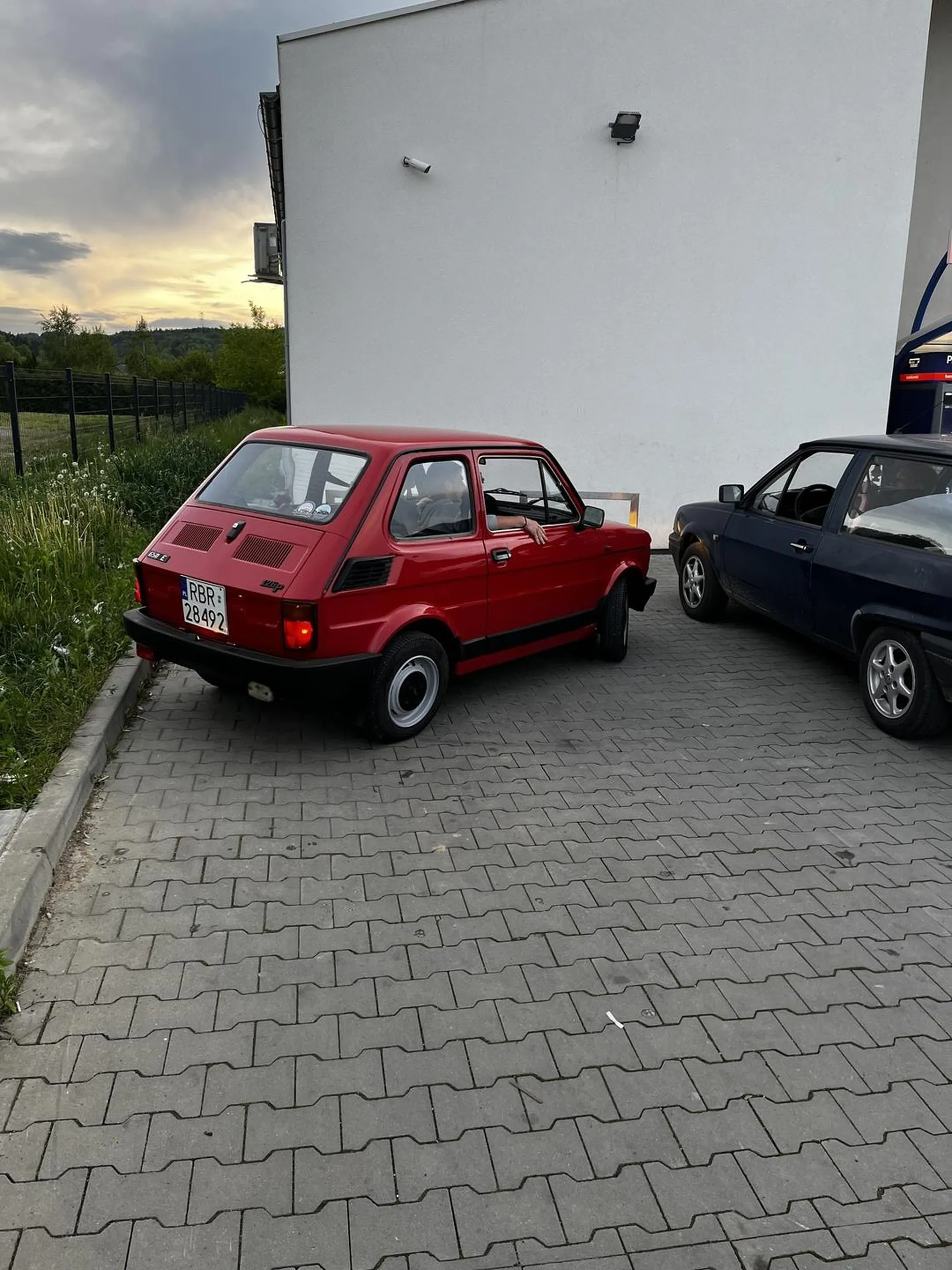 super kierowca parkuje w poprzek miejsca parkingowago nie ma nawet jak z samochodu wyjść