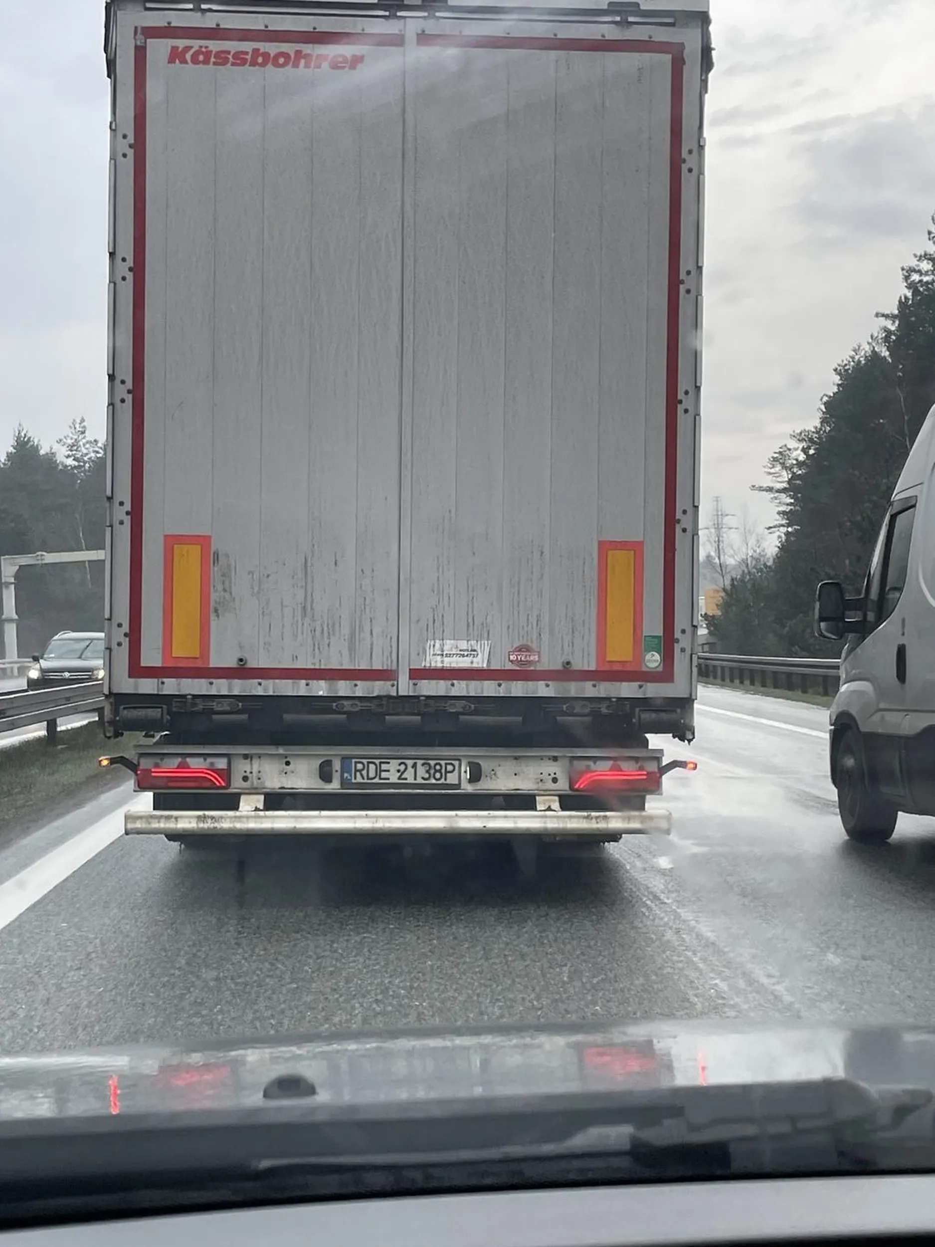 Spycha TIREM na barierki, a po użyciu klaksonu pokazuje faka. Cham i prostak. Szkoda, że po zrównaniu się już się nie pokazałeś cwaniaczku.