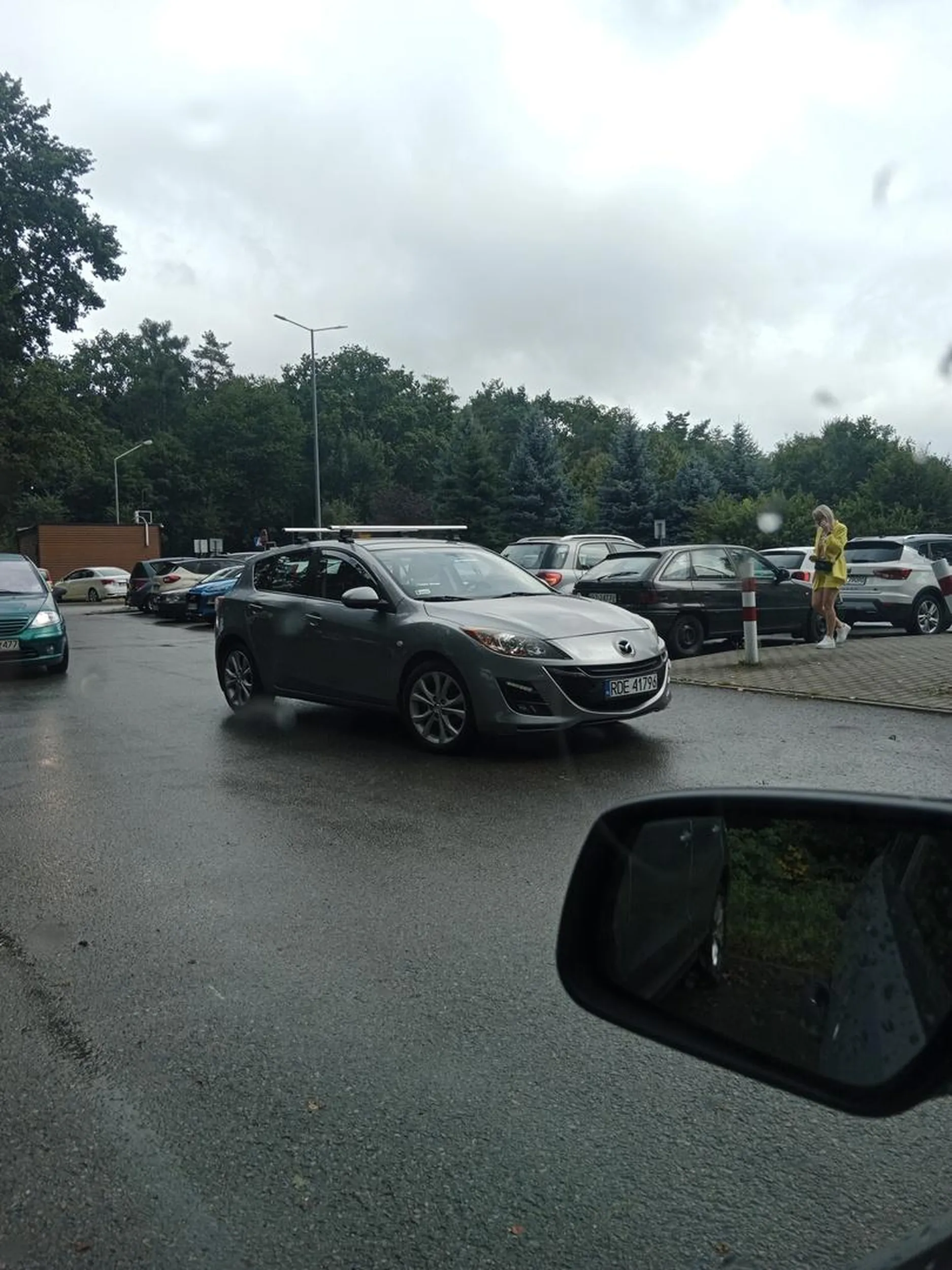 Miszcz parkowania nie da się ukryć kretyn nad kretynami widać że prawko za kiełbase załatwiał poraszka ??