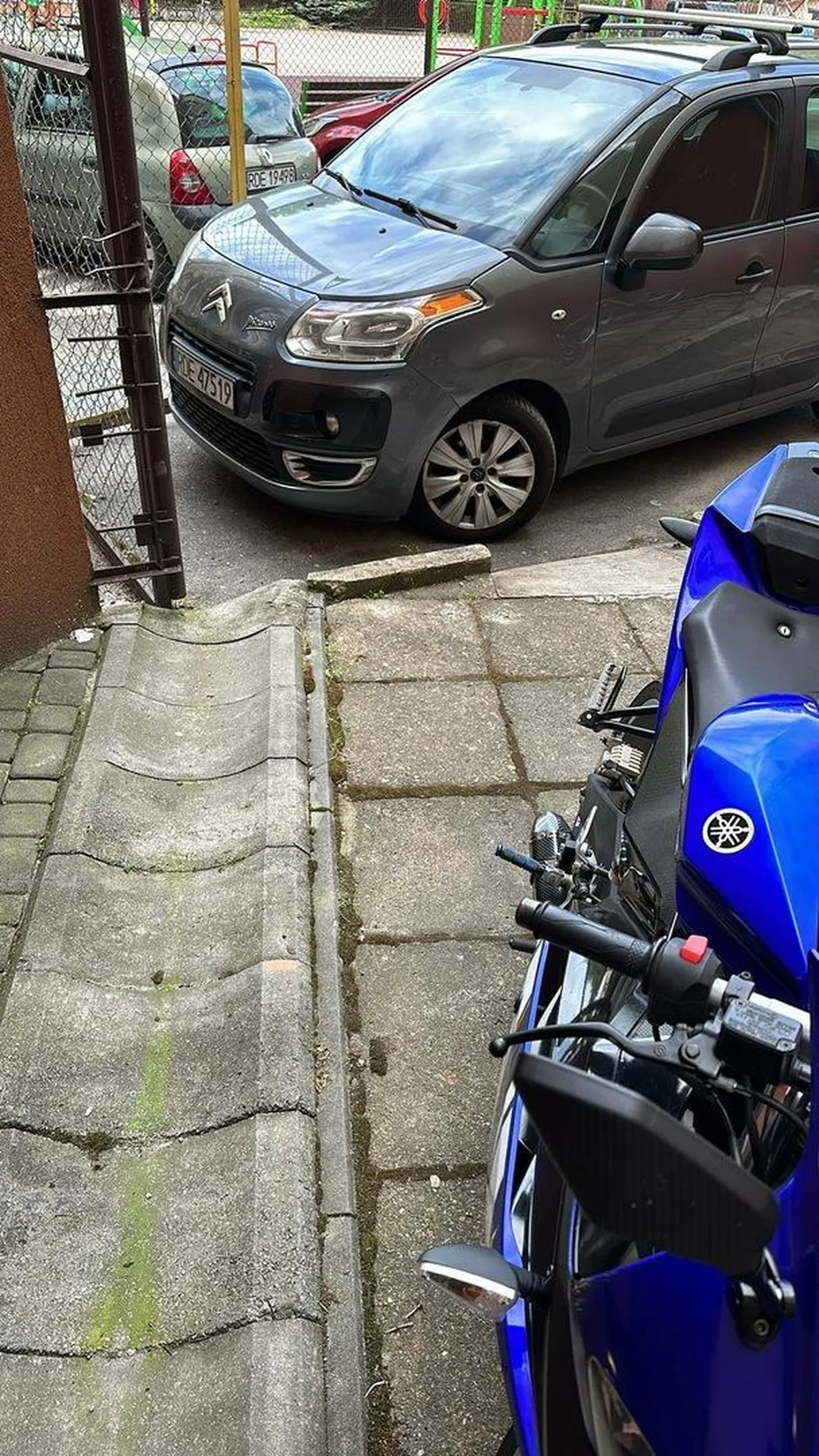 Blokuje parking dla motocykli jak zjeb i jeszcze chce się kłócić jak ktoś zwrócić mu uwagę