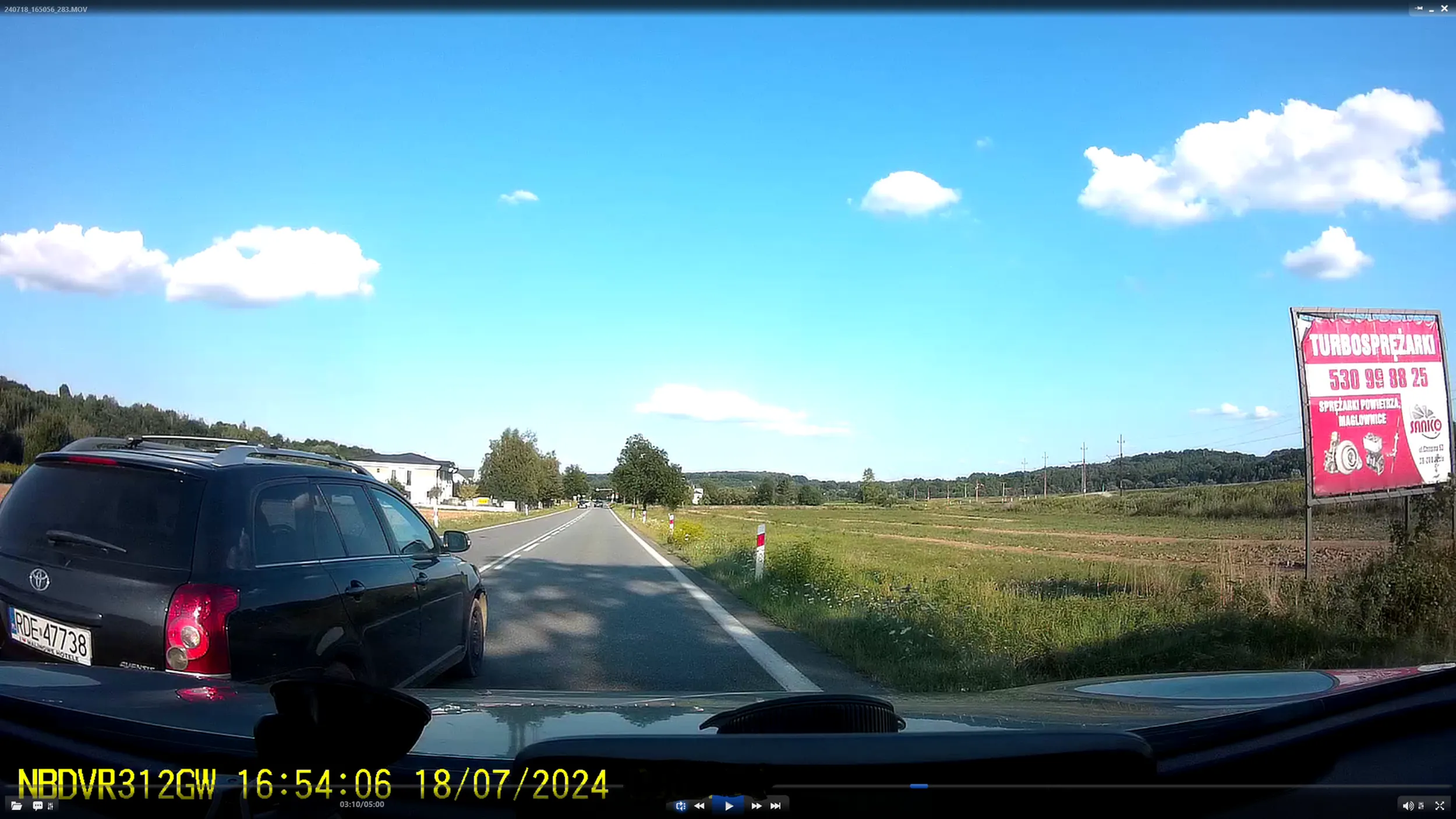 Ten pacan wyprzedzał mnie nie mając wystarczająco dużo miejsca do bezpiecznego zakończenia manewru, wskutek czego wjechał mi tuż przed maskę, aż przednie czujniki kolizyjne zawyły, więc musiał być bliżej niż 1 metr. Gdyby mnie zaczepił, to przy tej prędkości moglibyśmy dachować. Ja i dwie kobiety,które wtedy wiozłem. Kompletny kretyn !