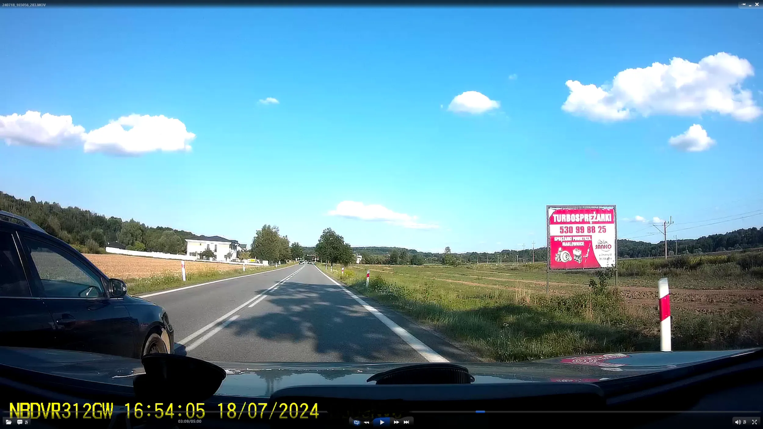 Ten pacan wyprzedzał mnie nie mając wystarczająco dużo miejsca do bezpiecznego zakończenia manewru, wskutek czego wjechał mi tuż przed maskę, aż przednie czujniki kolizyjne zawyły, więc musiał być bliżej niż 1 metr. Gdyby mnie zaczepił, to przy tej prędkości moglibyśmy dachować. Ja i dwie kobiety,które wtedy wiozłem. Kompletny kretyn !