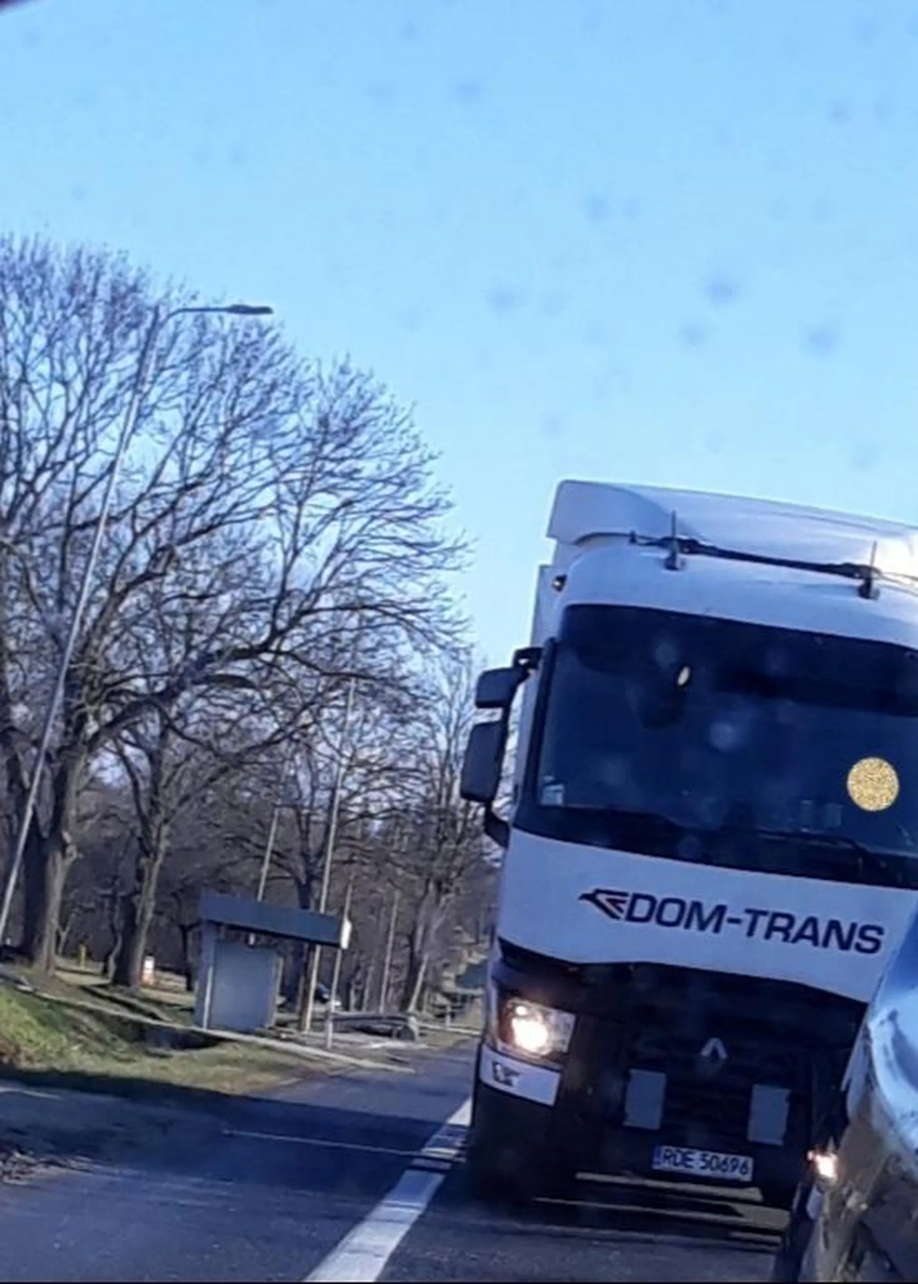 Kierowca pojazdu ciężarowego nie zachowuje bezpiecznego odstępu od poprzedzającego go pojazdu. Łamie przepisy Prawa o Ruchu Drogowym Art. 19